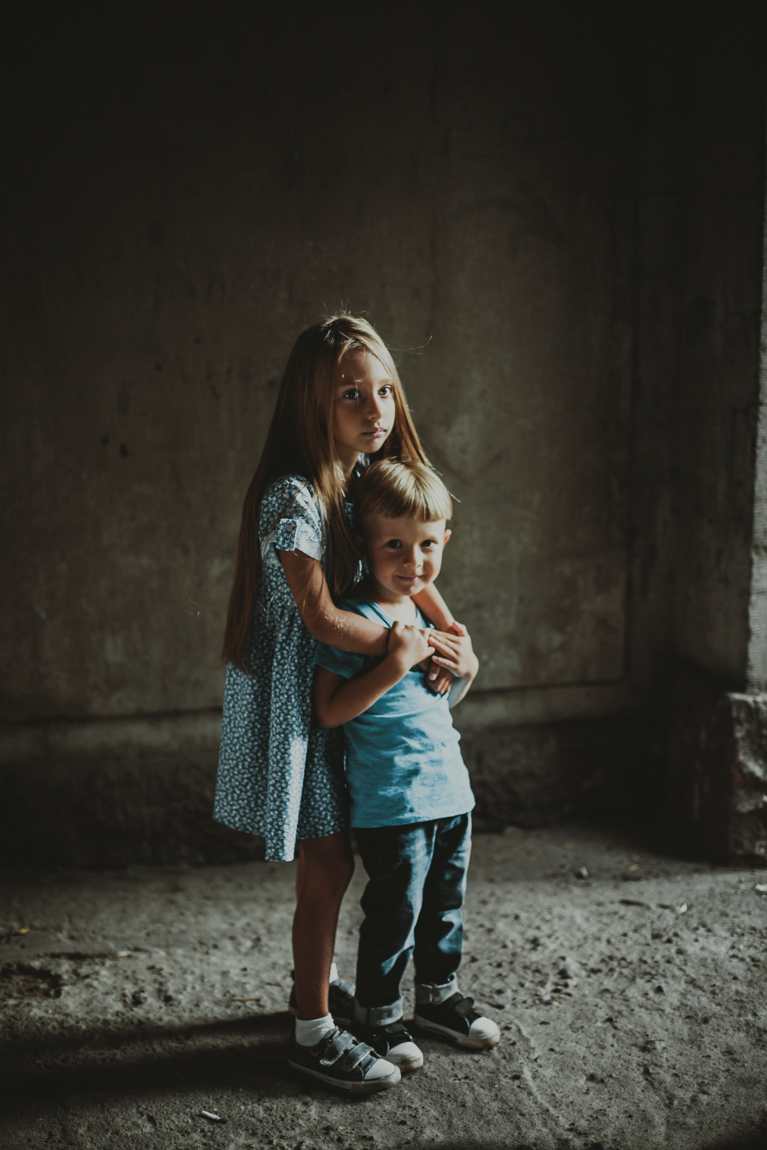 Уличная фотосессия маленьких брата и сестры. Детский, свадебный и семейный фотограф Юлия Курбатова, Санкт-Петербург