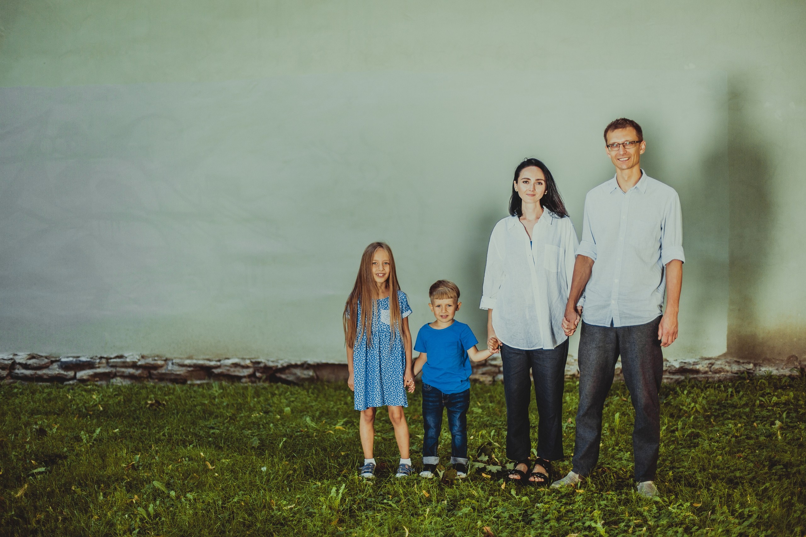 Уличная фотосессия маленьких брата и сестры. Детский, свадебный и семейный фотограф Юлия Курбатова, Санкт-Петербург