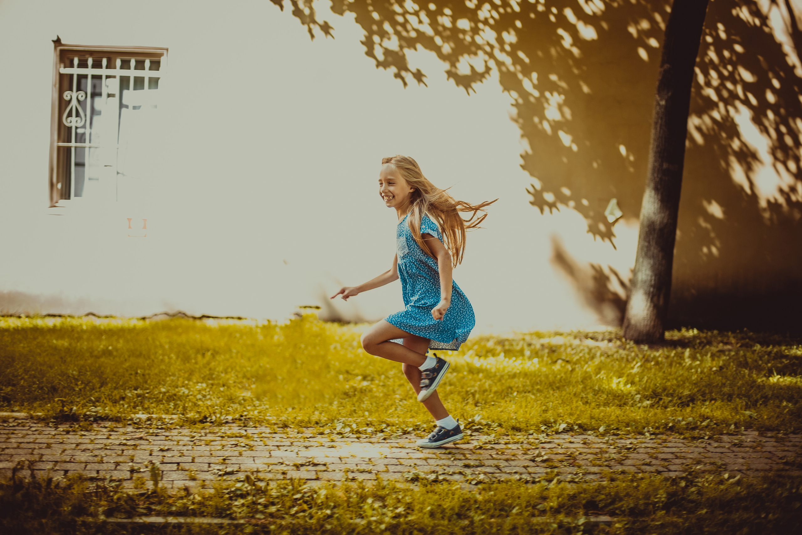 Уличная фотосессия маленьких брата и сестры. Детский, свадебный и семейный фотограф Юлия Курбатова, Санкт-Петербург