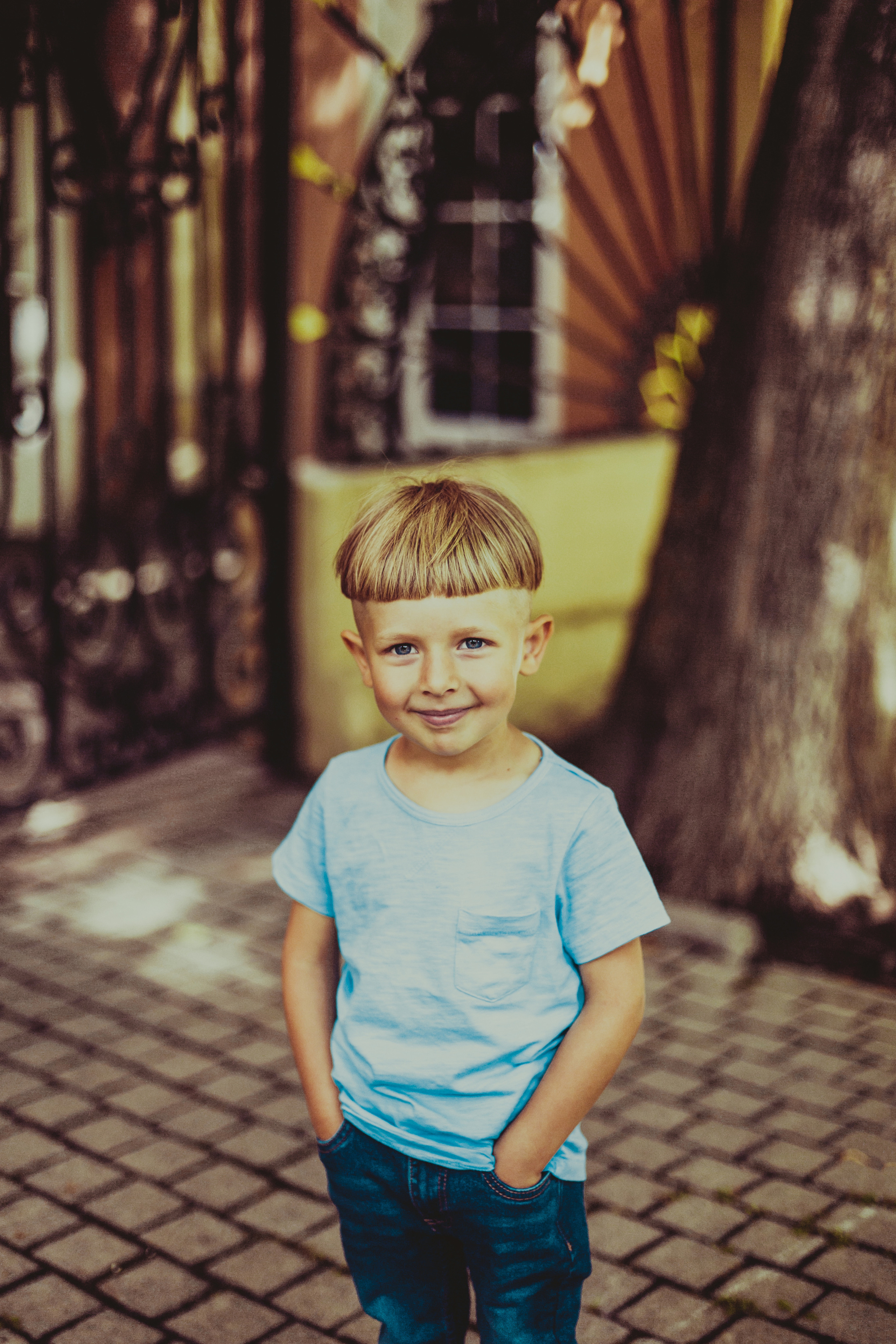 Уличная фотосессия маленьких брата и сестры. Детский, свадебный и семейный фотограф Юлия Курбатова, Санкт-Петербург