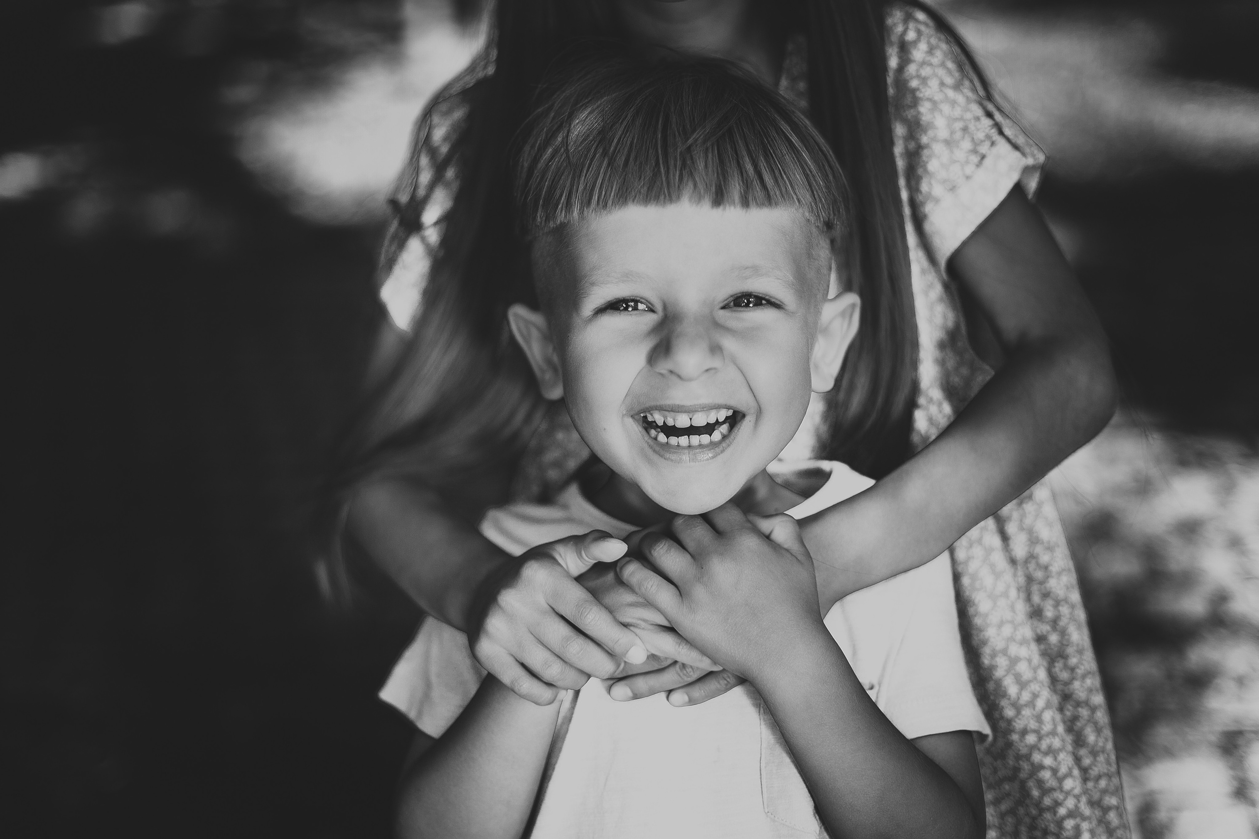 Уличная фотосессия маленьких брата и сестры. Детский, свадебный и семейный фотограф Юлия Курбатова, Санкт-Петербург