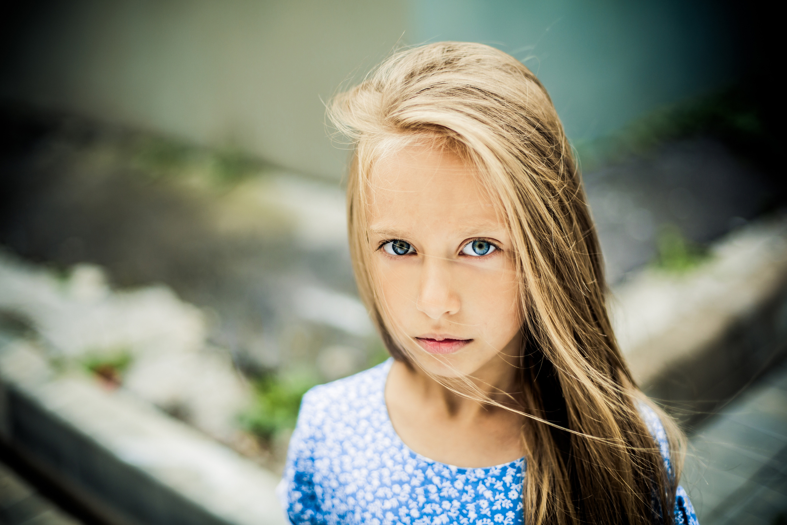 Уличная фотосессия маленьких брата и сестры. Детский, свадебный и семейный фотограф Юлия Курбатова, Санкт-Петербург