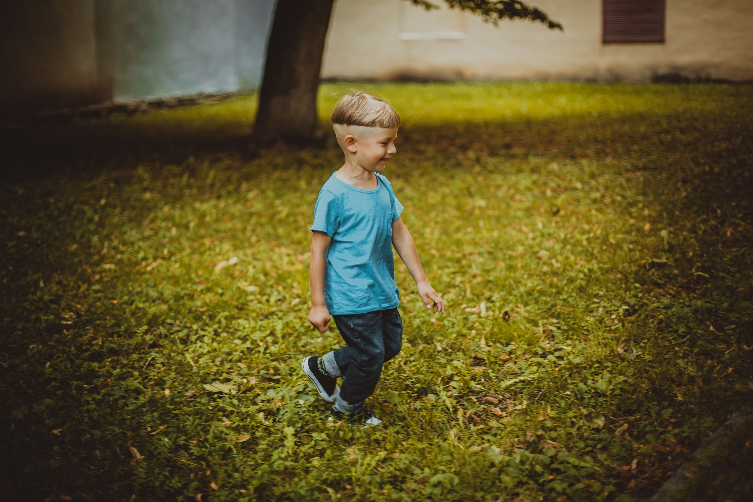 Уличная фотосессия маленьких брата и сестры. Детский, свадебный и семейный фотограф Юлия Курбатова, Санкт-Петербург
