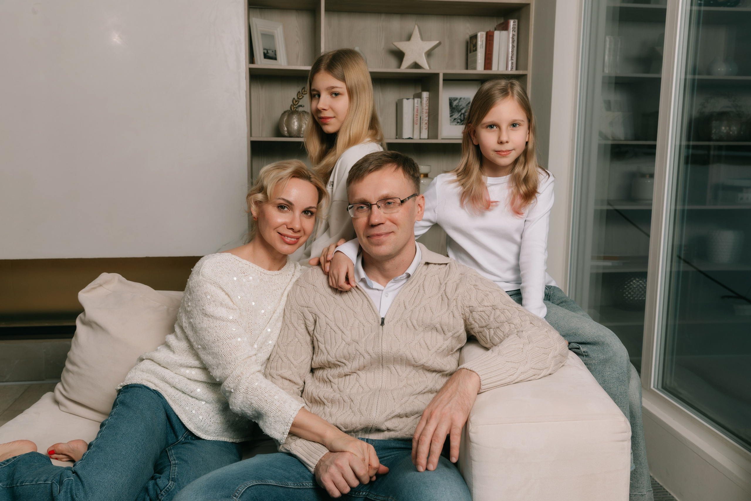 Портрет родителей с двумя детьми — студийная фотосессия Санкт-Петербург