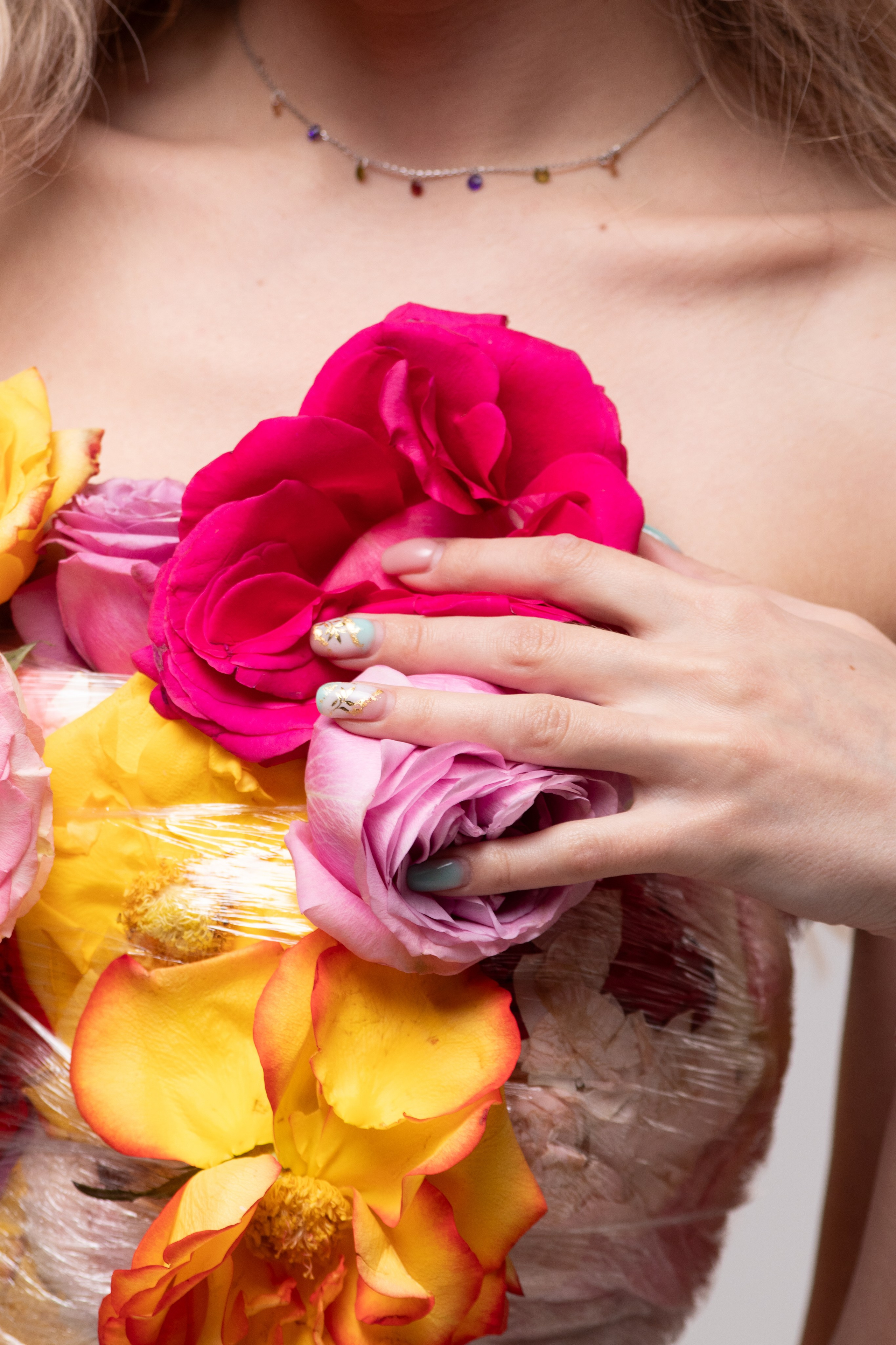 Портретная женская фотография с цветами. Портретный фотограф в Санкт-Петербурге Савельева Ольга