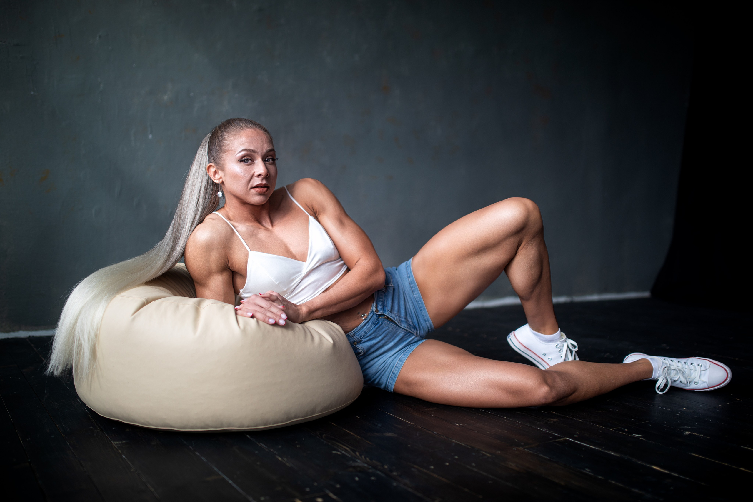 Фотосет с Марией в студии с минимальным интерьером в формате для «себя». Дмитрий Шульгин, портретный фотограф в Воронеже