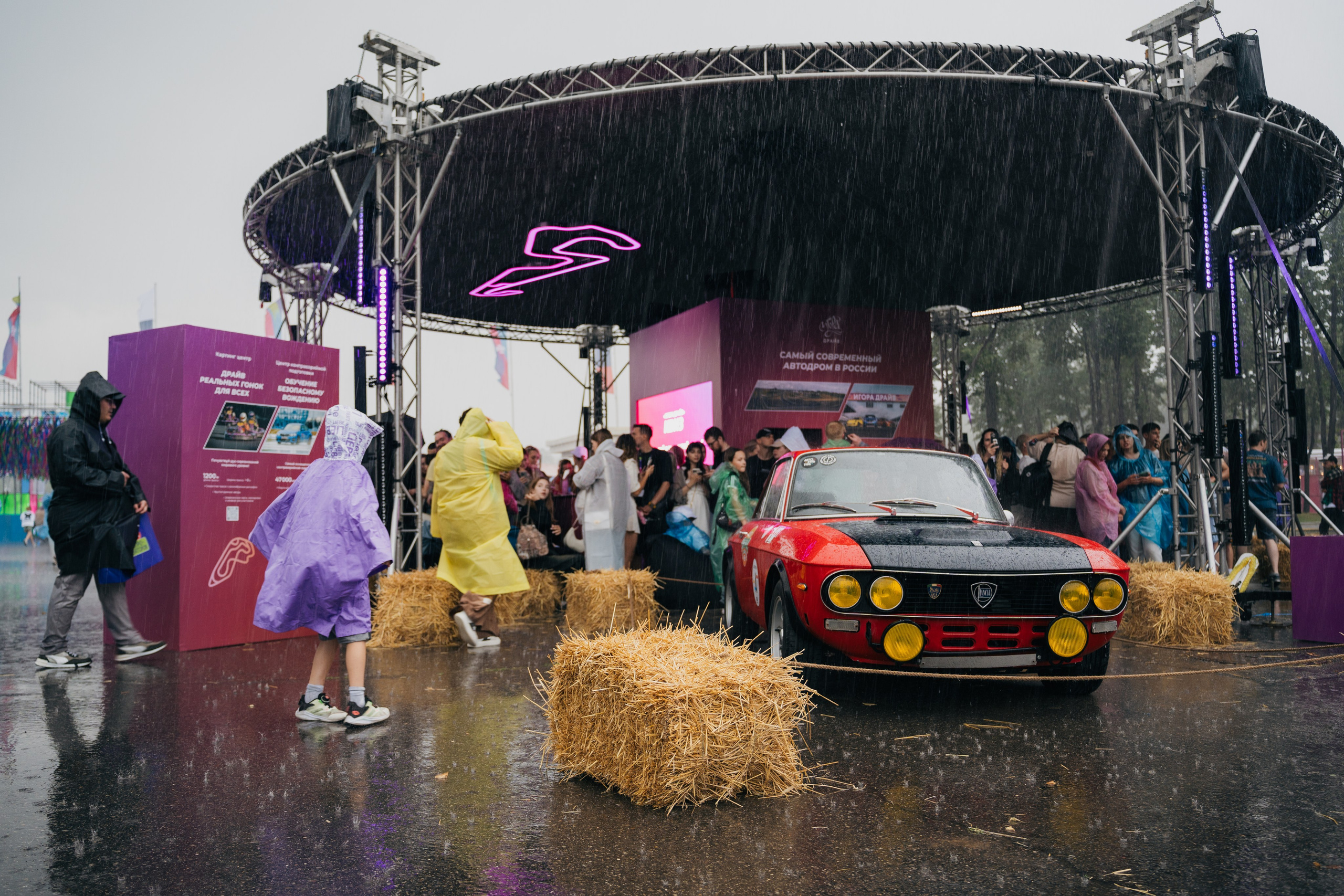 Стенд Igora Drive на фестивале VK Fest 2025. Ilya Foxy — автомобильный фотограф