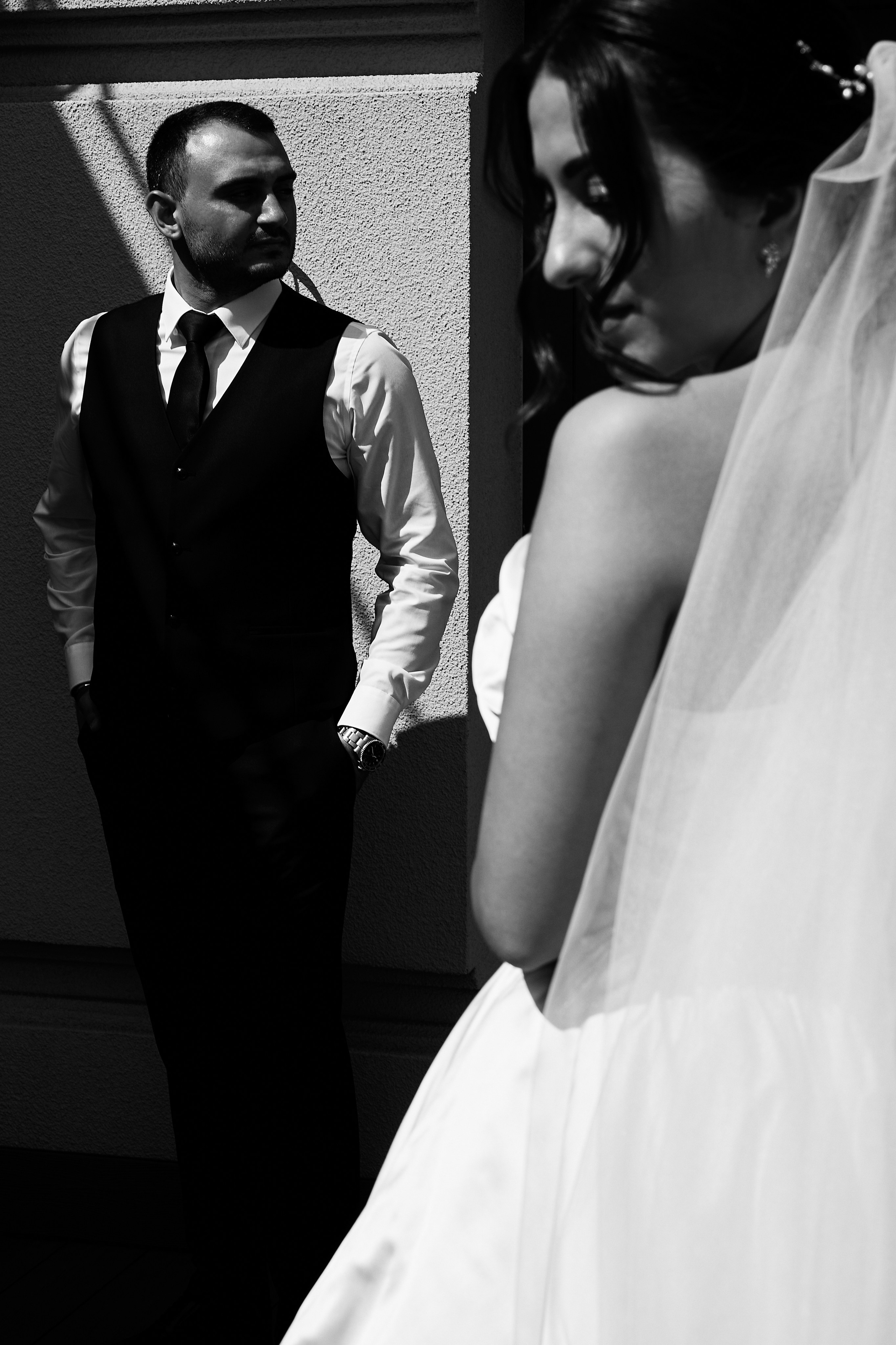 черно-белое фото жениха и невесты