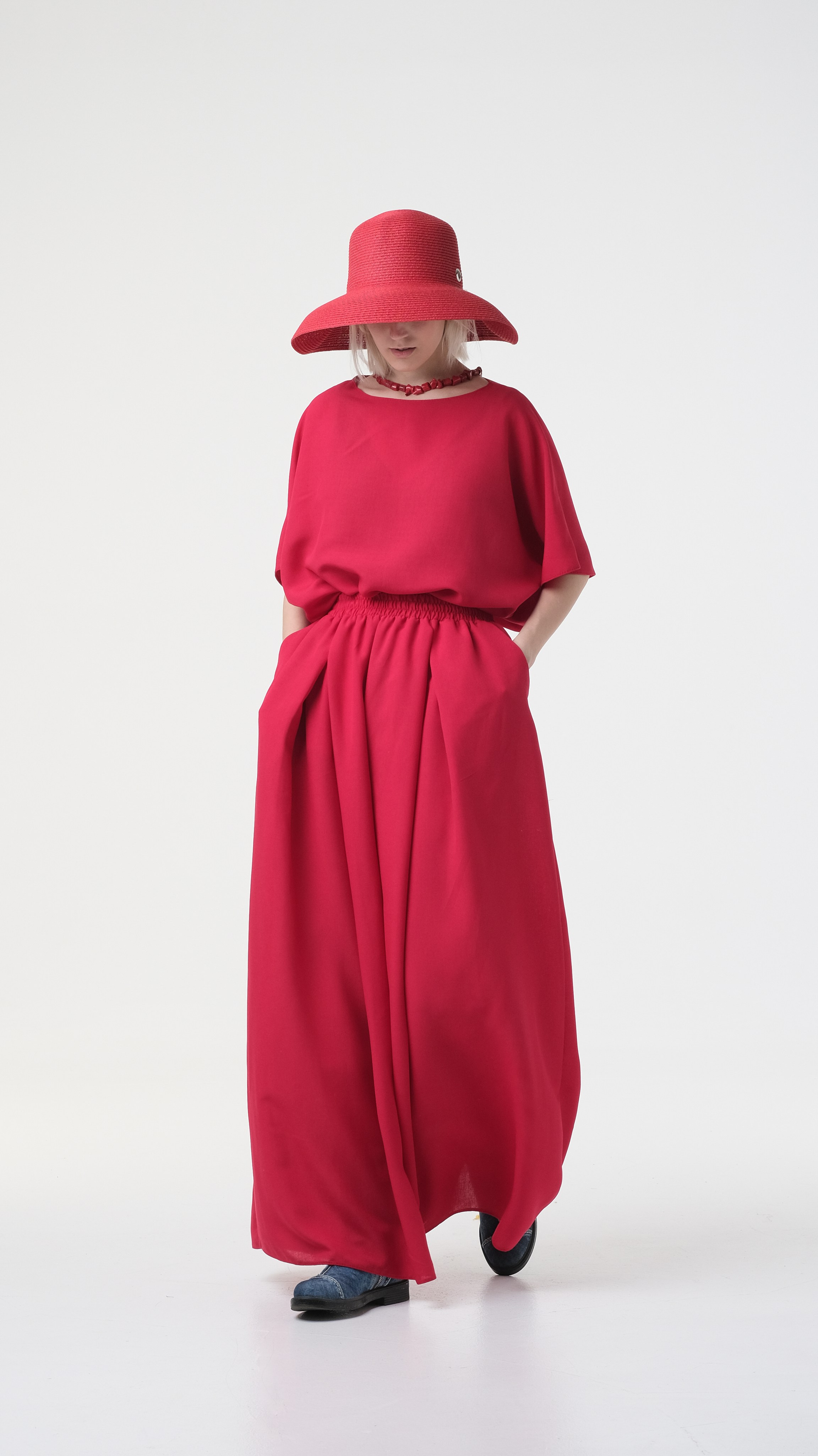 Леди ин ред. Стильный красный костюм. Съёмка для маркетплейсов на циклораме в Москве.