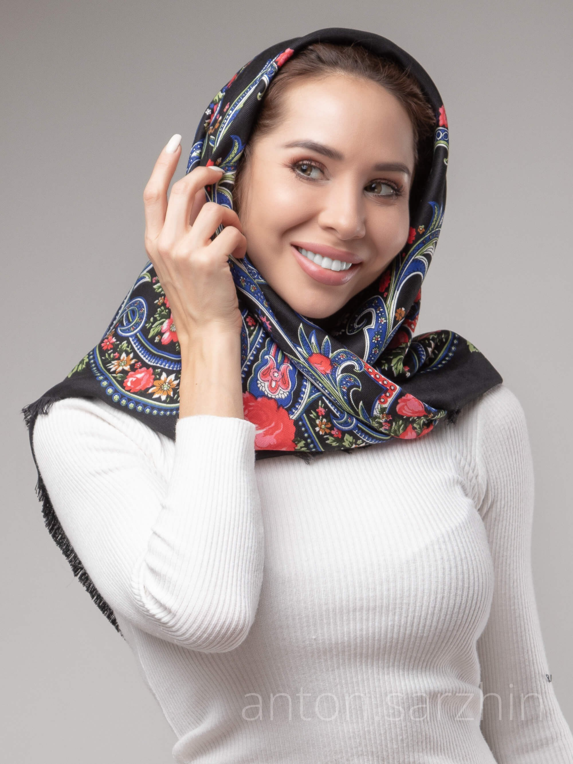 Портрет девушки в платке