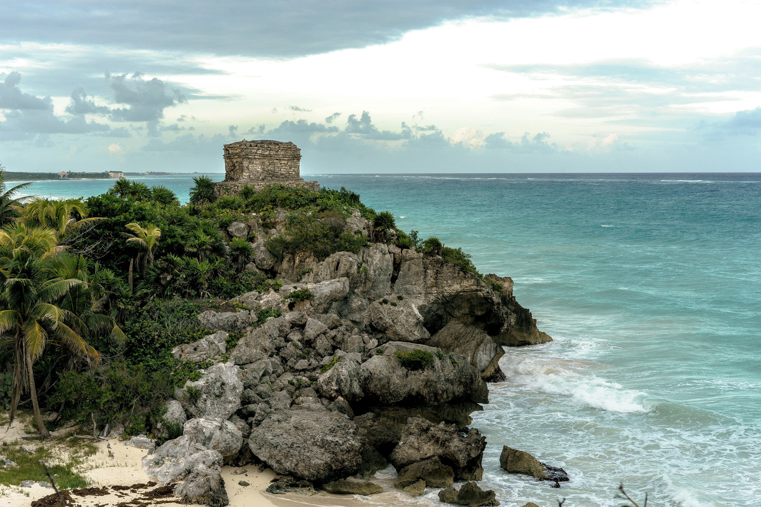 Утёс со зданием на берегу океана в Мексике.