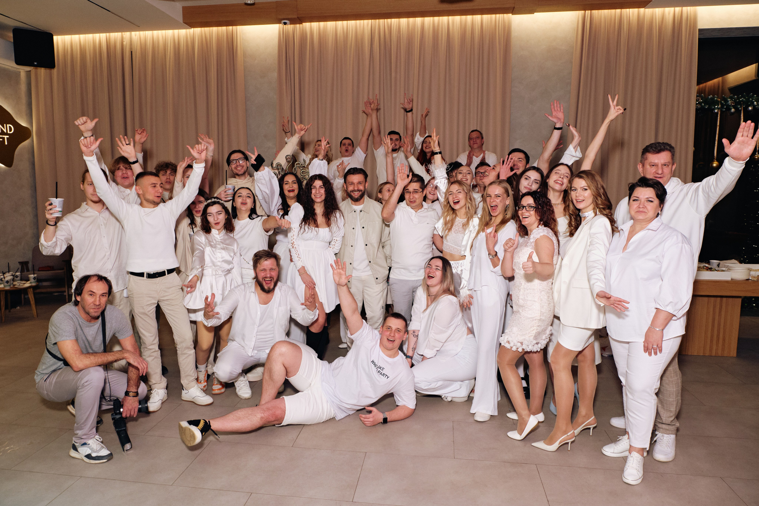 Корпоратив в белом компании Pride group. Семейные и свадебные фотосессии в СПб, в студии, на улице, на природе