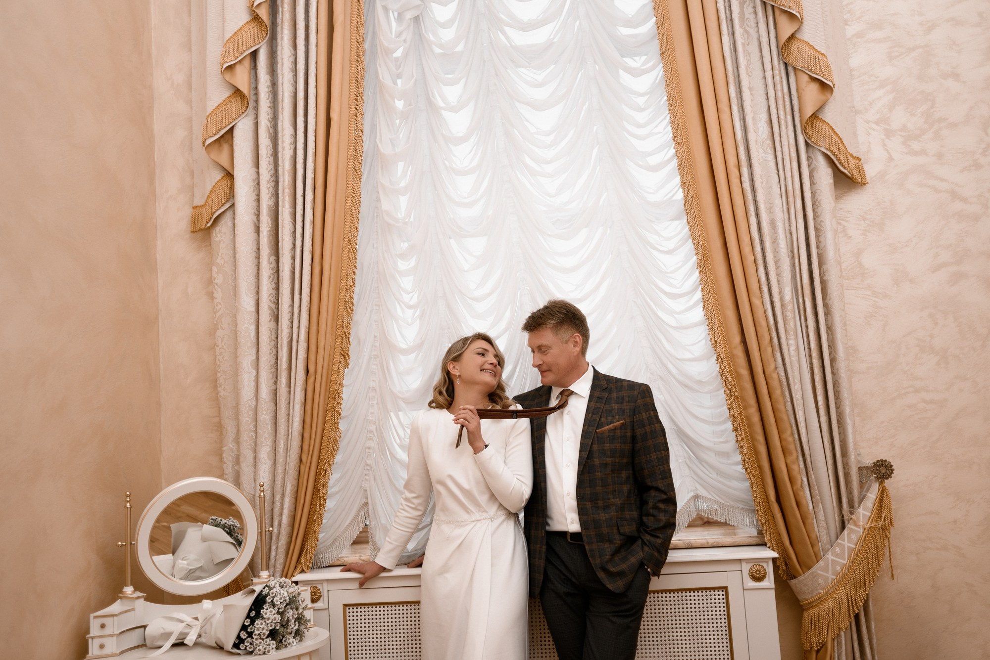 Свадебная фотосессия Дмитрия и Марии в Тюмени — Идеи для съемки в ЗАГСе и городе. Портретный фотограф Тюмень Дарья Мустафина