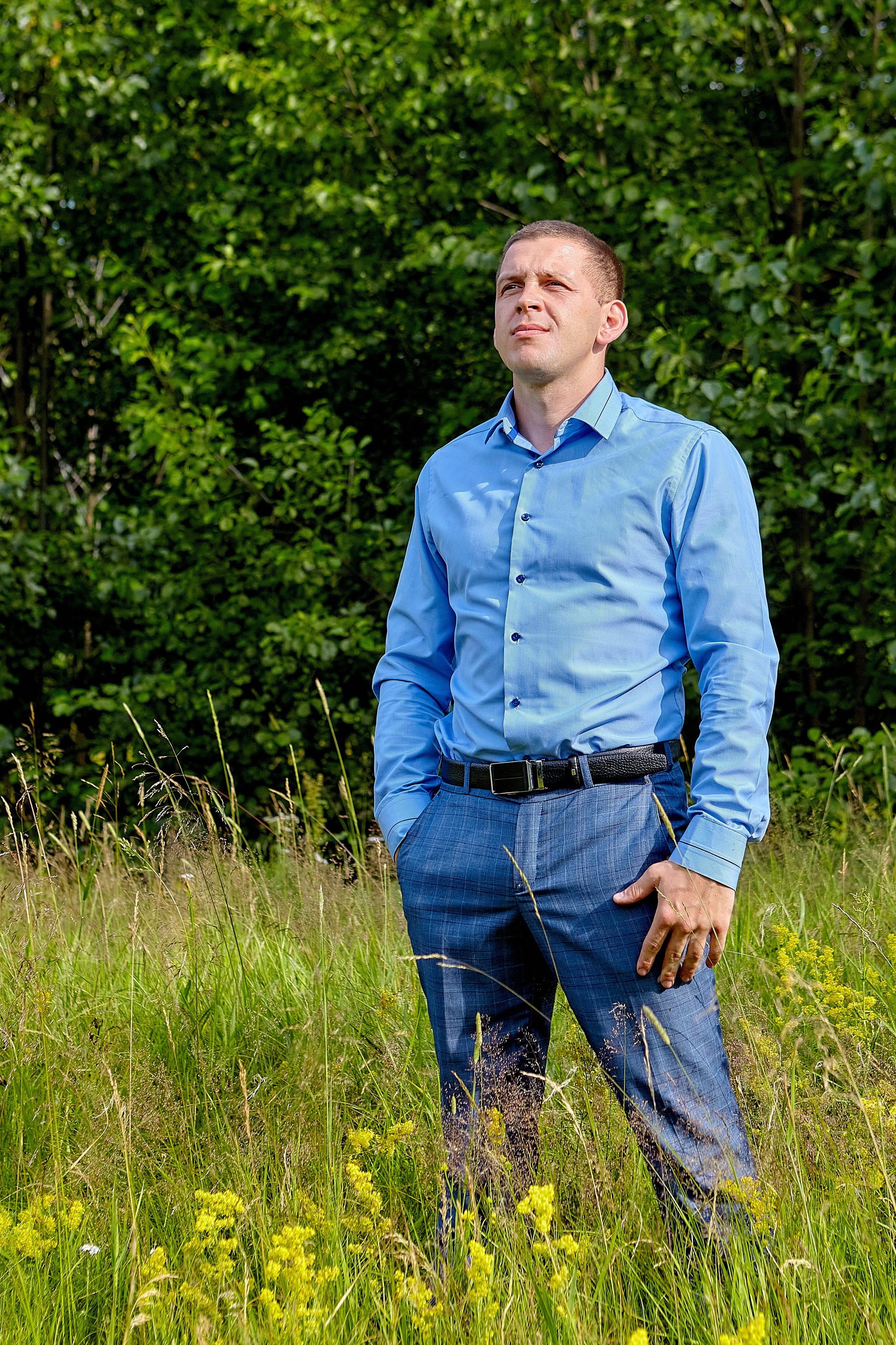 Под звуки вечера и шепота ветра, мужской портрет становится отражением внутренней гармонии. Мужской проект в творческом проекте фотографа Николая Голованова