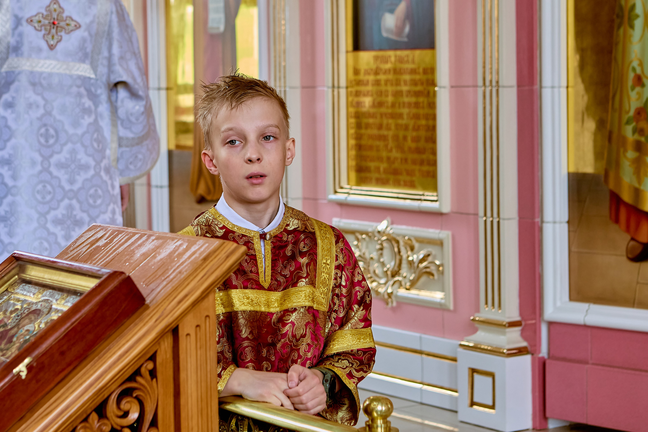 Нежность и святость детских лиц на фоне церковного убранства, фото православного фотографа Николая Голованова, г. Дзержинск.