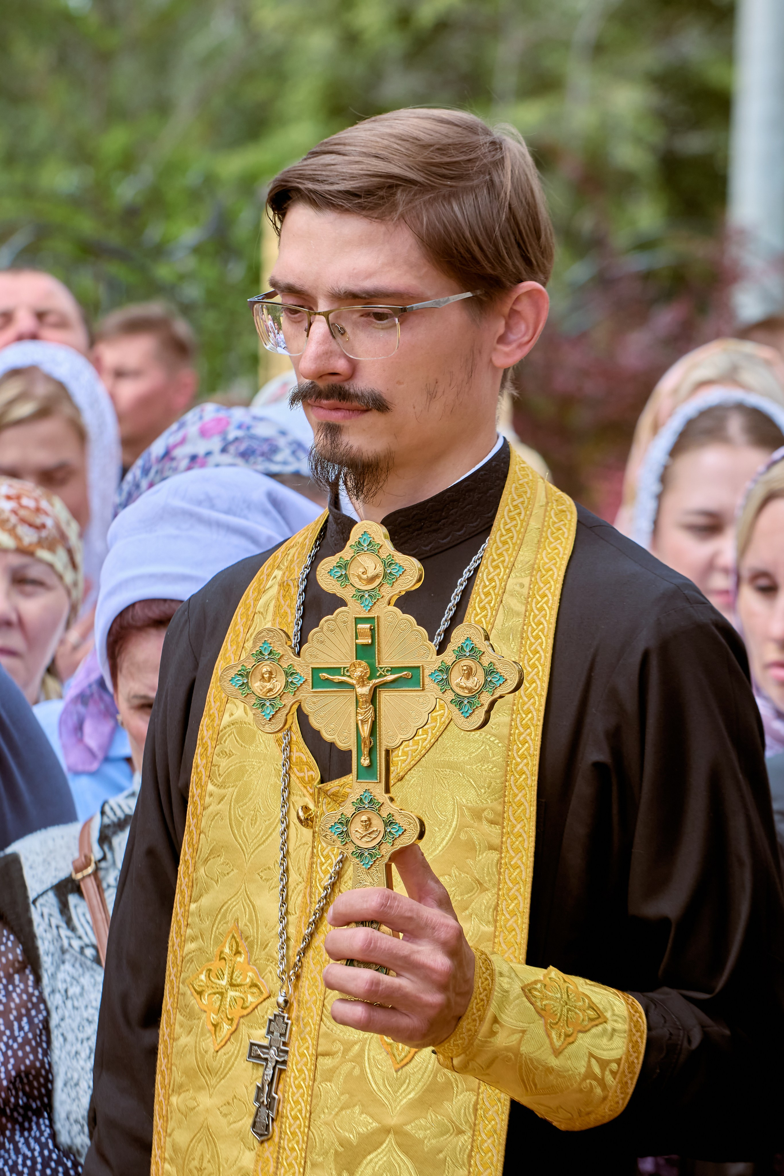 Портрет молодого священника с крестом в руках на молебне Крестного хода с иконой Богородицы Державная в Дзержинске