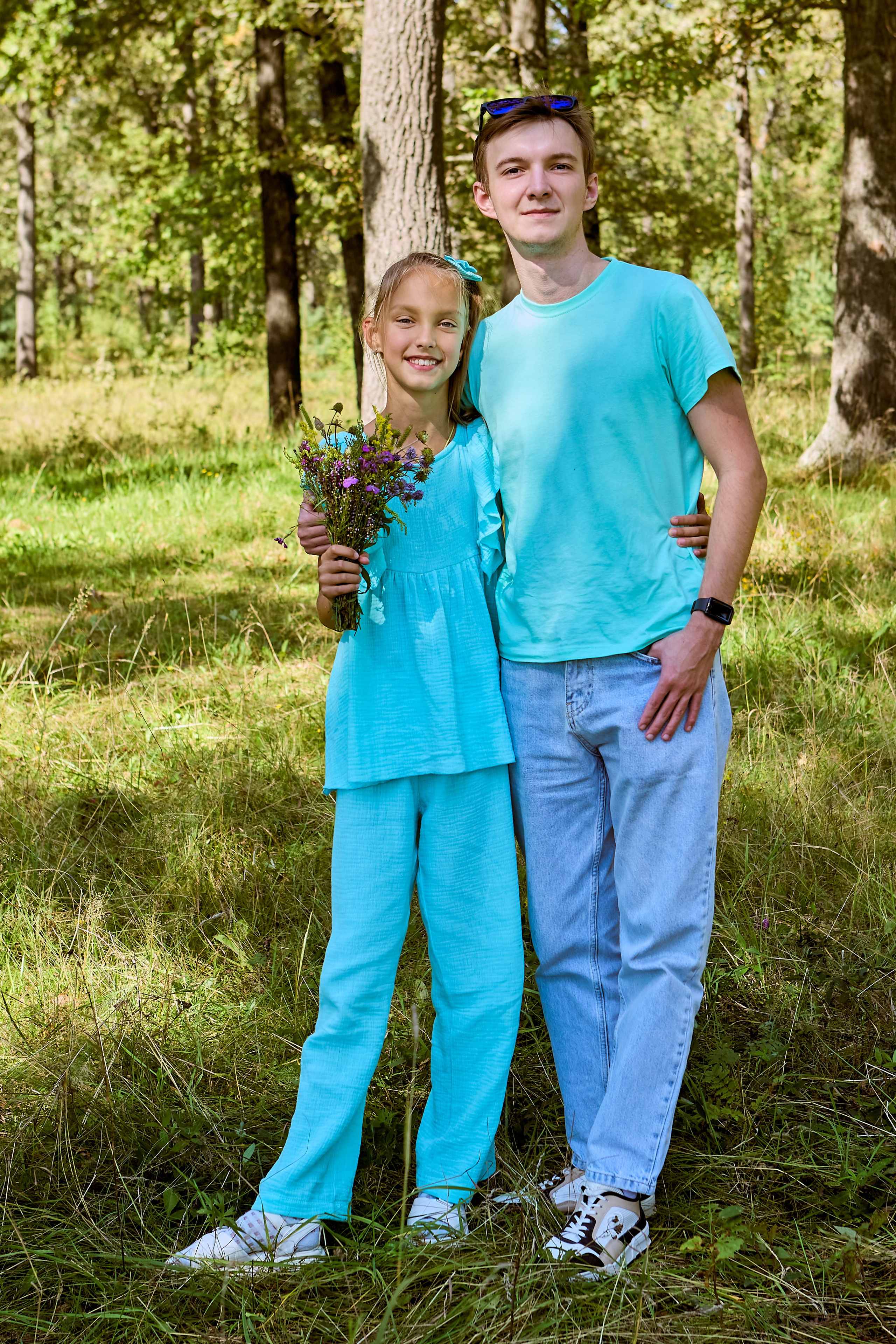 Портрет семейной фотографии Брат и сестра на прогулке