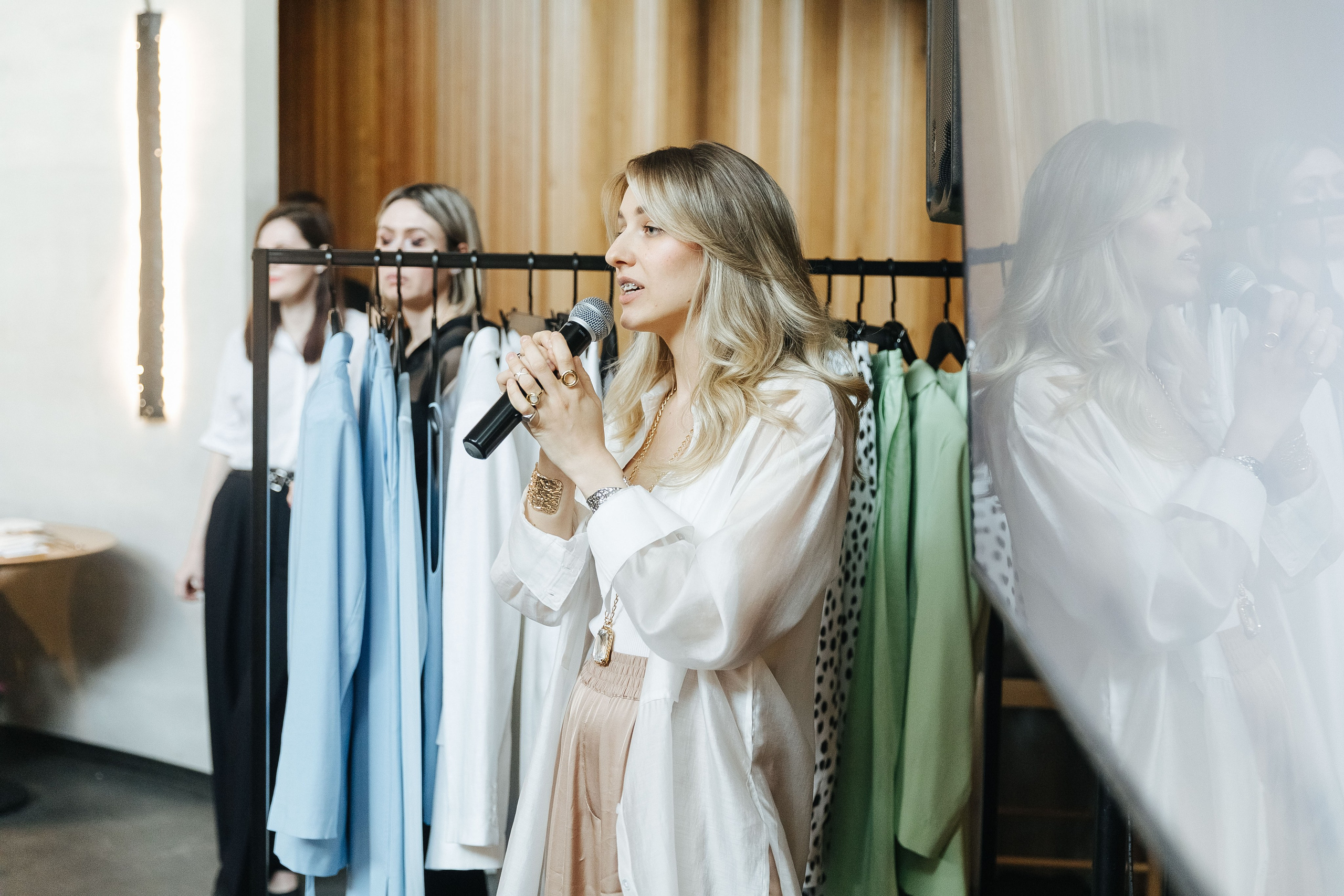 Презентация открытия магазина женской одежды GLVR в ресторане Fresco. Фотограф в Красноярске Надежда Воскресенская
