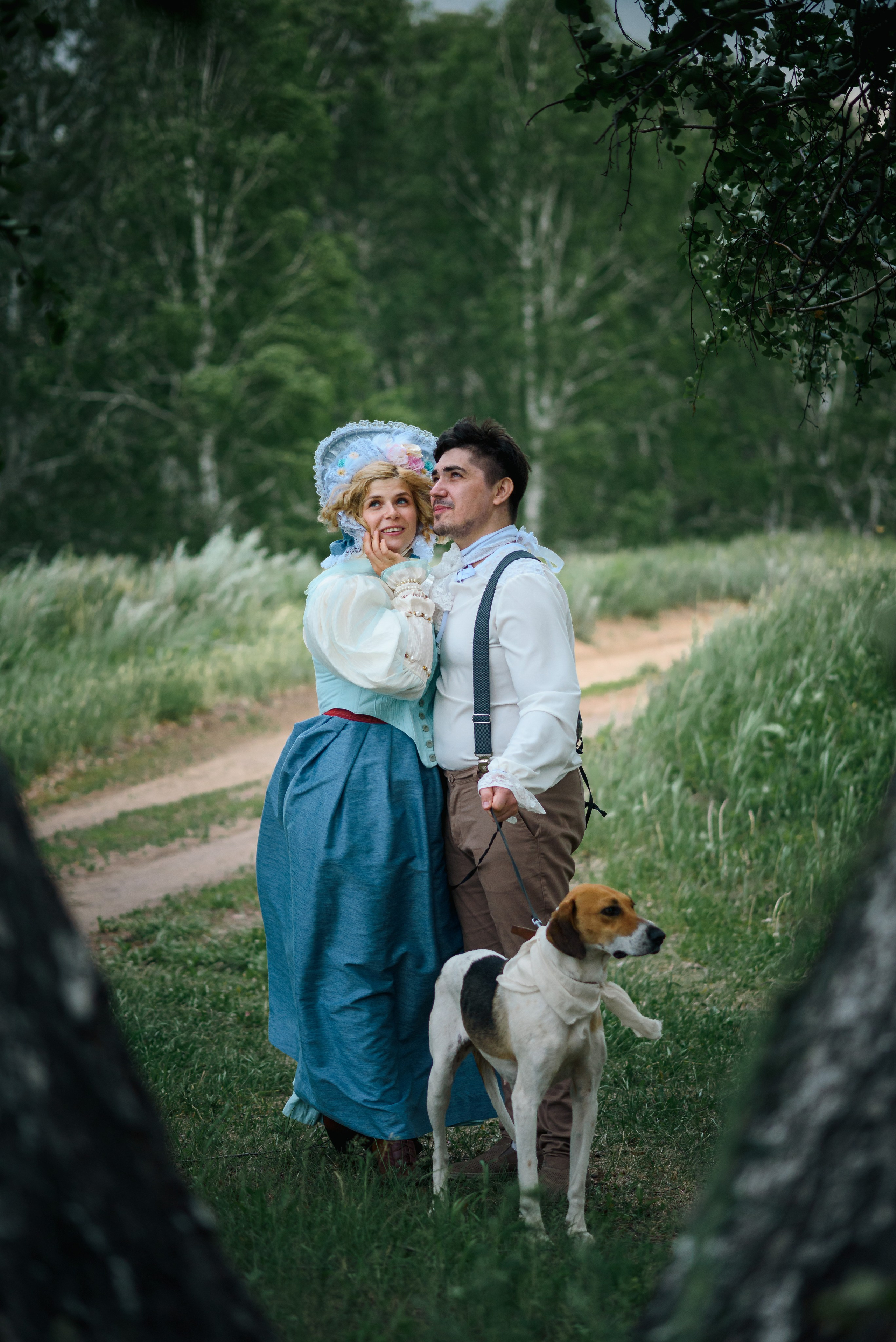 Фотосессия пары с собакой в лесу 