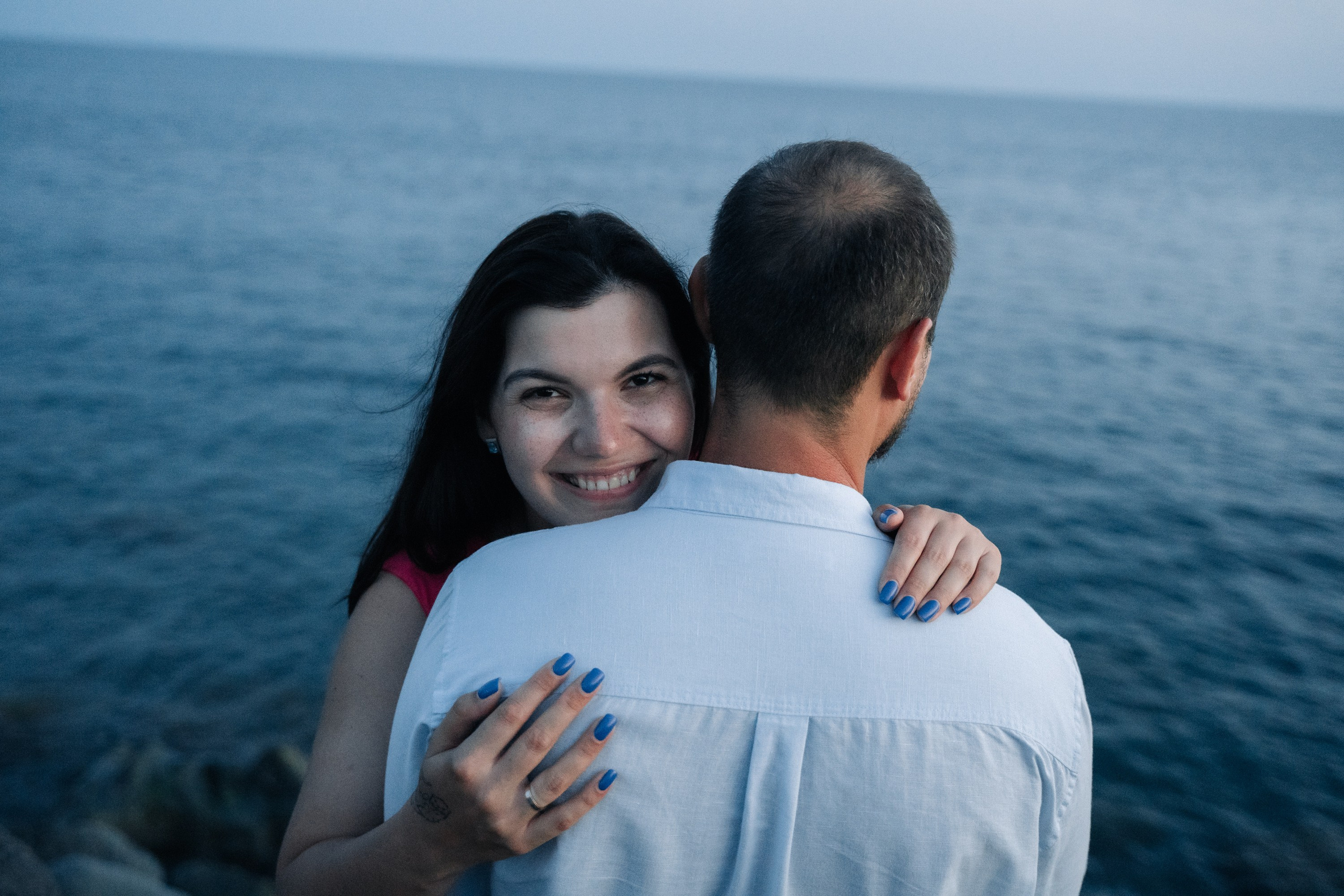 Фотография пары на фоне моря