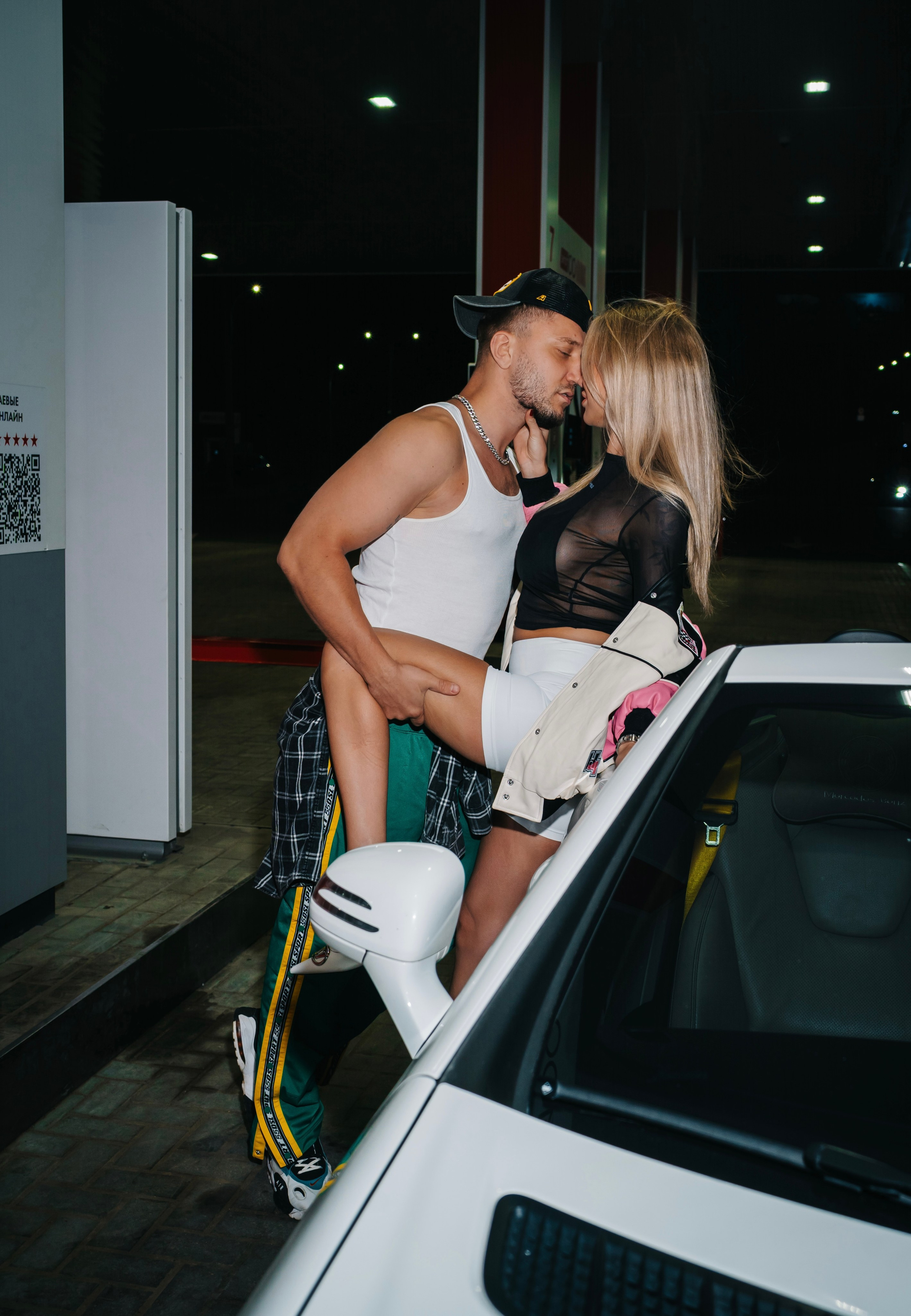 Lovestory на заправке. Фотограф Москва и Видеограф Москва