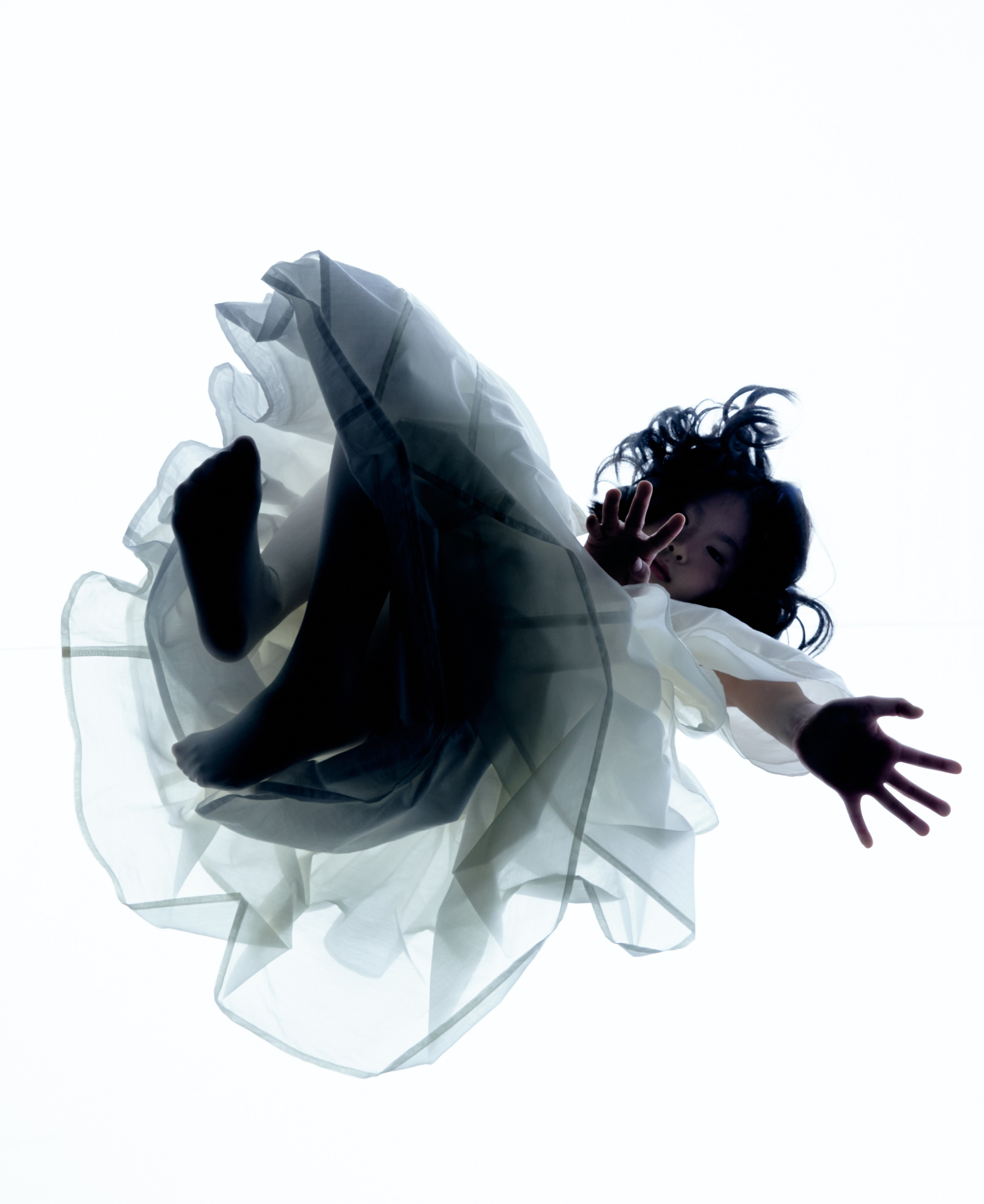 Снимаю одежду и аксессуары для молодых брендов и дизайнеров. Студийные лукбуки, каталожные съёмки, фоны, свет и атмосфера — всё под концепцию проекта. Помогаю выстроить грамотный сетап, понимаю стилистику и задачу. Также работаю гафером — знаю, как выжать максимум из света.