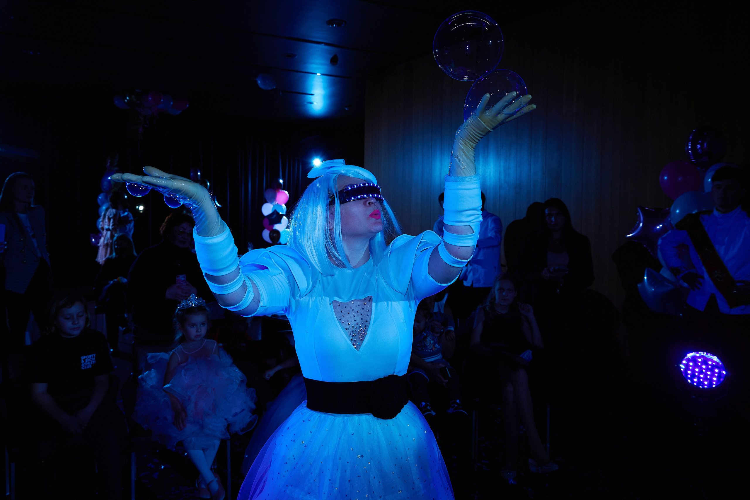 Шоу НЕОНОВЫХ Мыльных Пузырей. Goganaft.ru — Репортажный фотограф в Москве Георгий Коненков