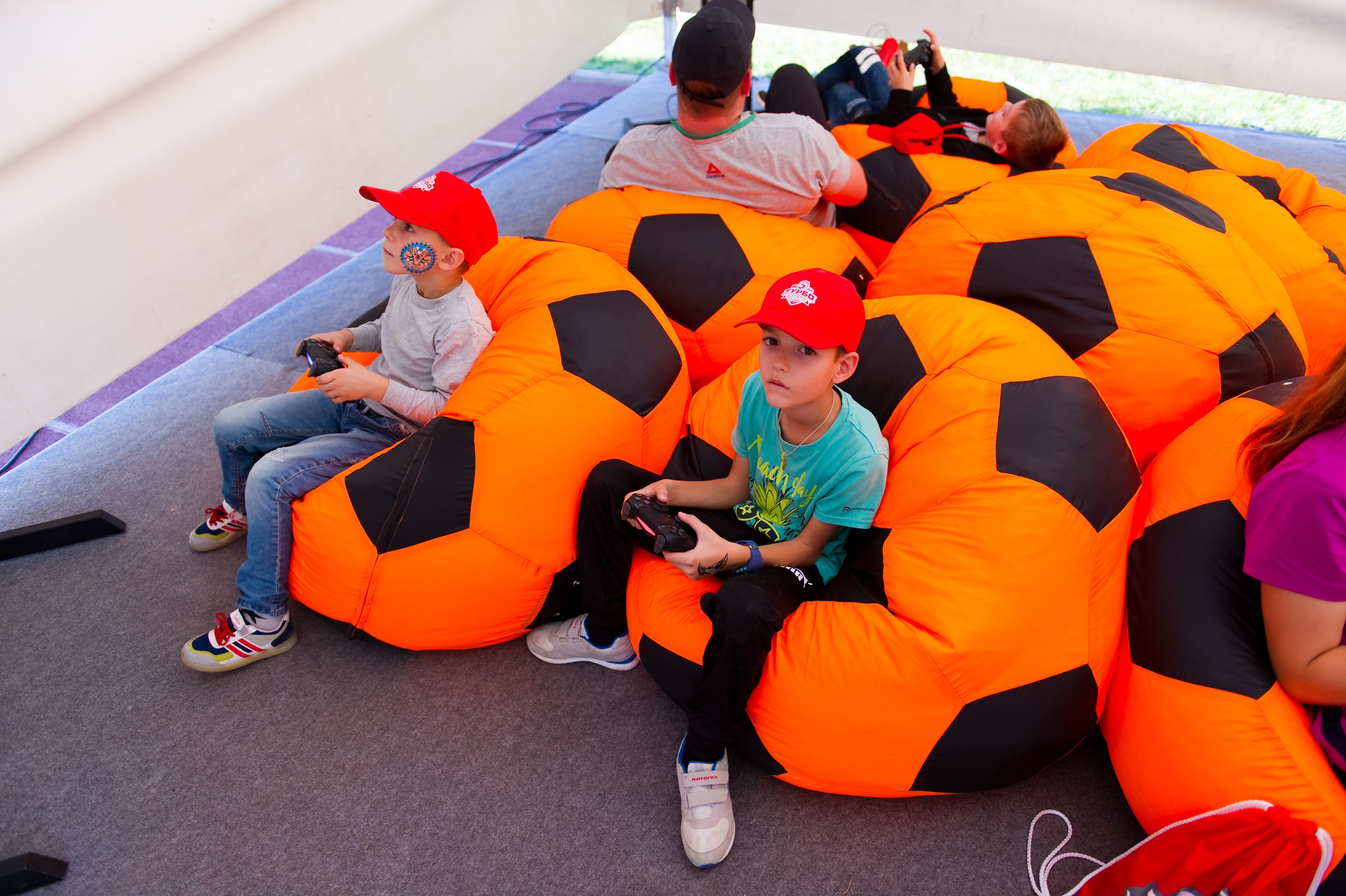 Турбофутбол (корпоративное соревнование «Пятерочки»). Репортажный фотограф и видеограф Слава Думчев. Тимбилдинги, отчетники, корпоративы