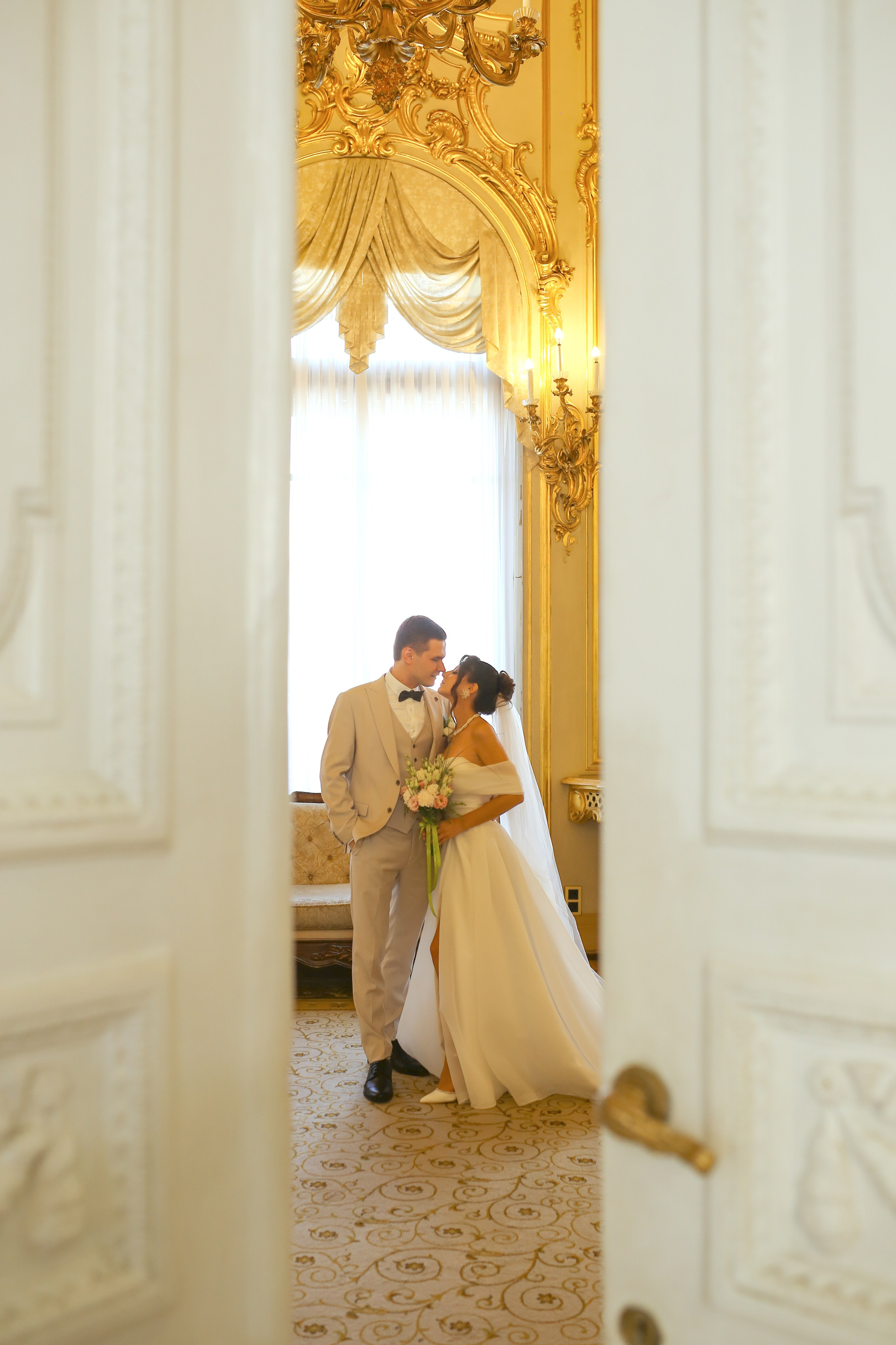 Классические кадры, во Дворце бракосочетания. Свадебный и Репортажный фотограф в Санкт-Петербурге