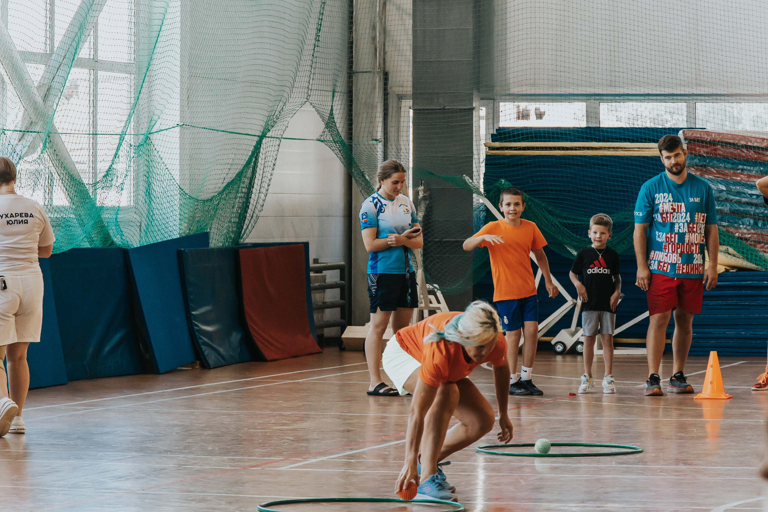 Репортажная спортивная съемка г. Королев стадион Металлист «папа, мама, я — спортивная семья». Юлия Егорова | Свадебный фотограф, семейный фотограф Москва, МО • Портреты • репортажи • день рождения • Love Story • дети