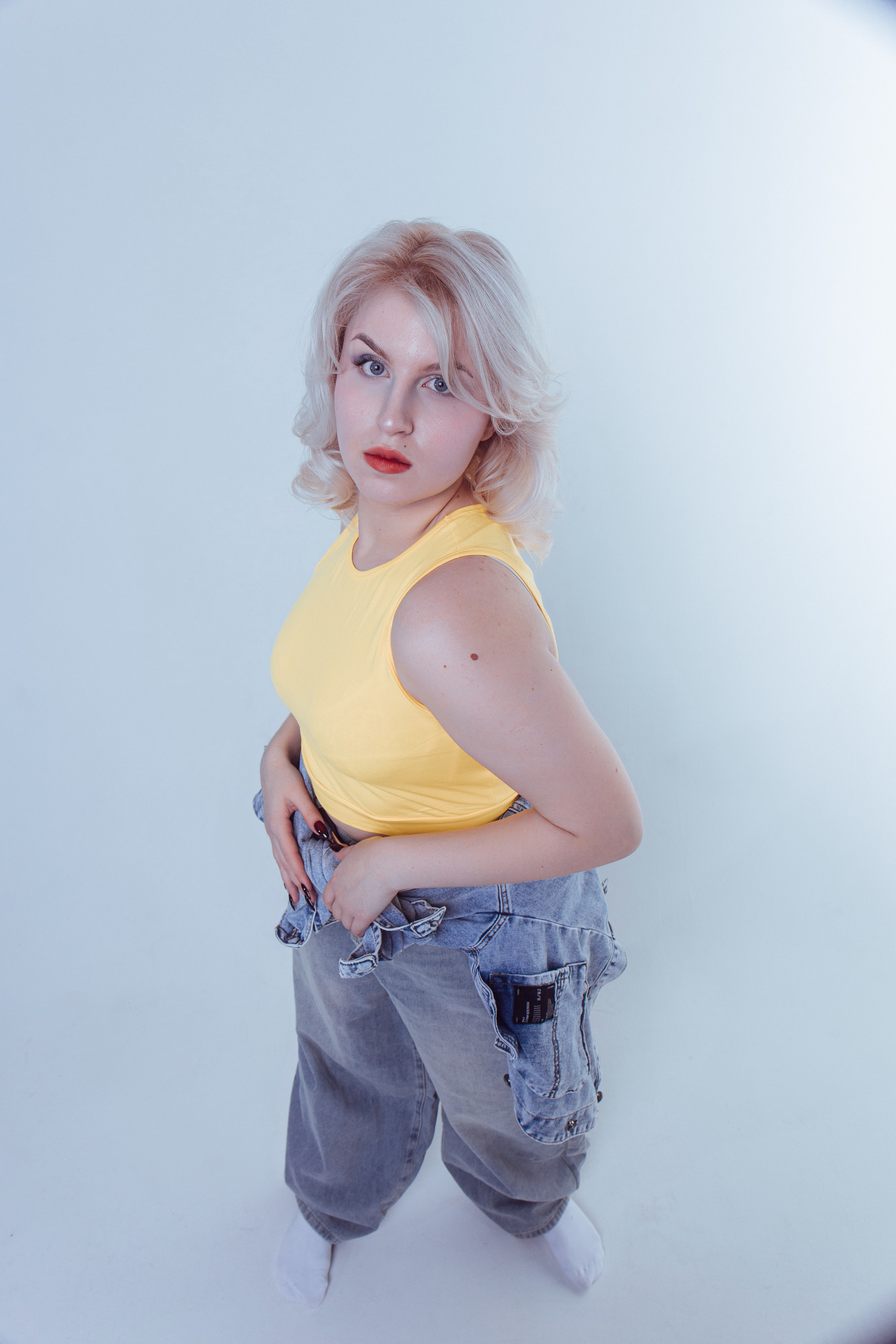 Джинсы порезаны Лето три полоски на кедах. Главная