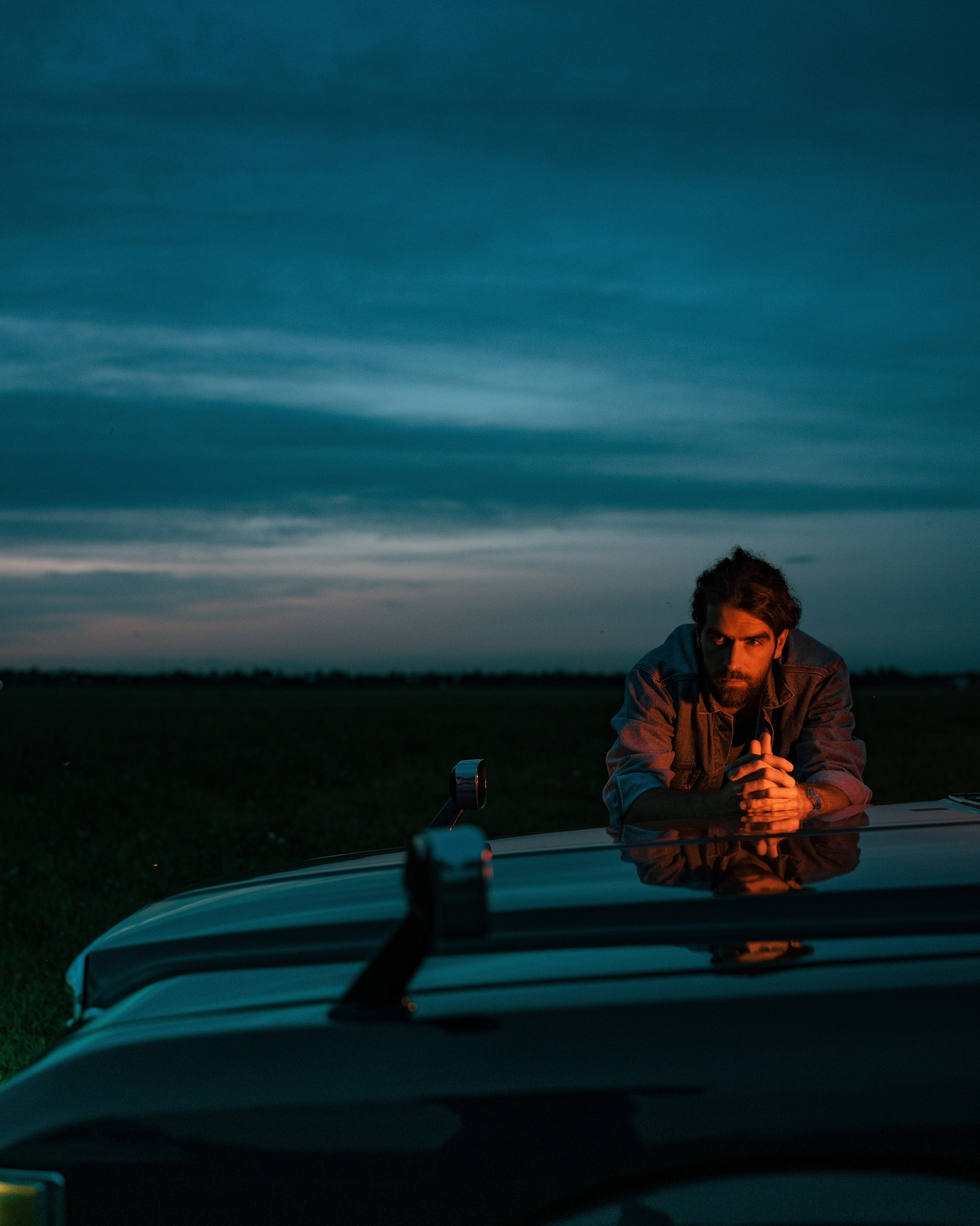 Фотосессия парня с автомобилем. Портретный фотограф Санкт-Петербург Арнольд