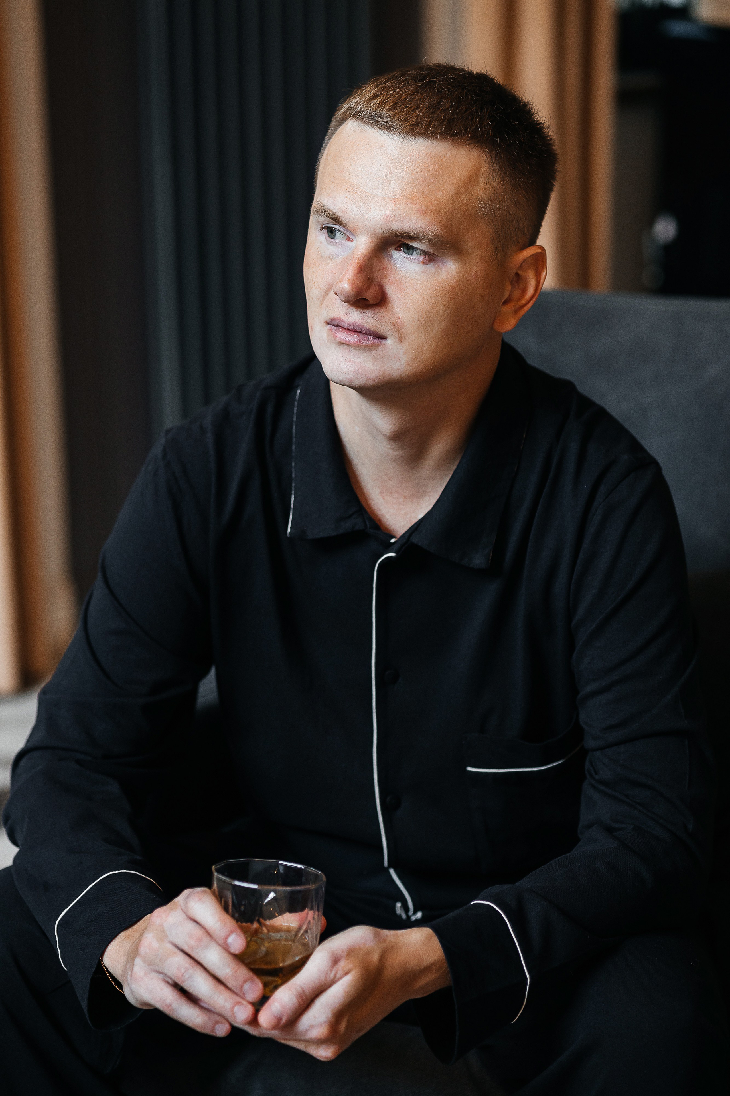 Трогательная выездная церемония в уютном дворике отеля. Олег Сверчков | Свадебный фотограф Вологда