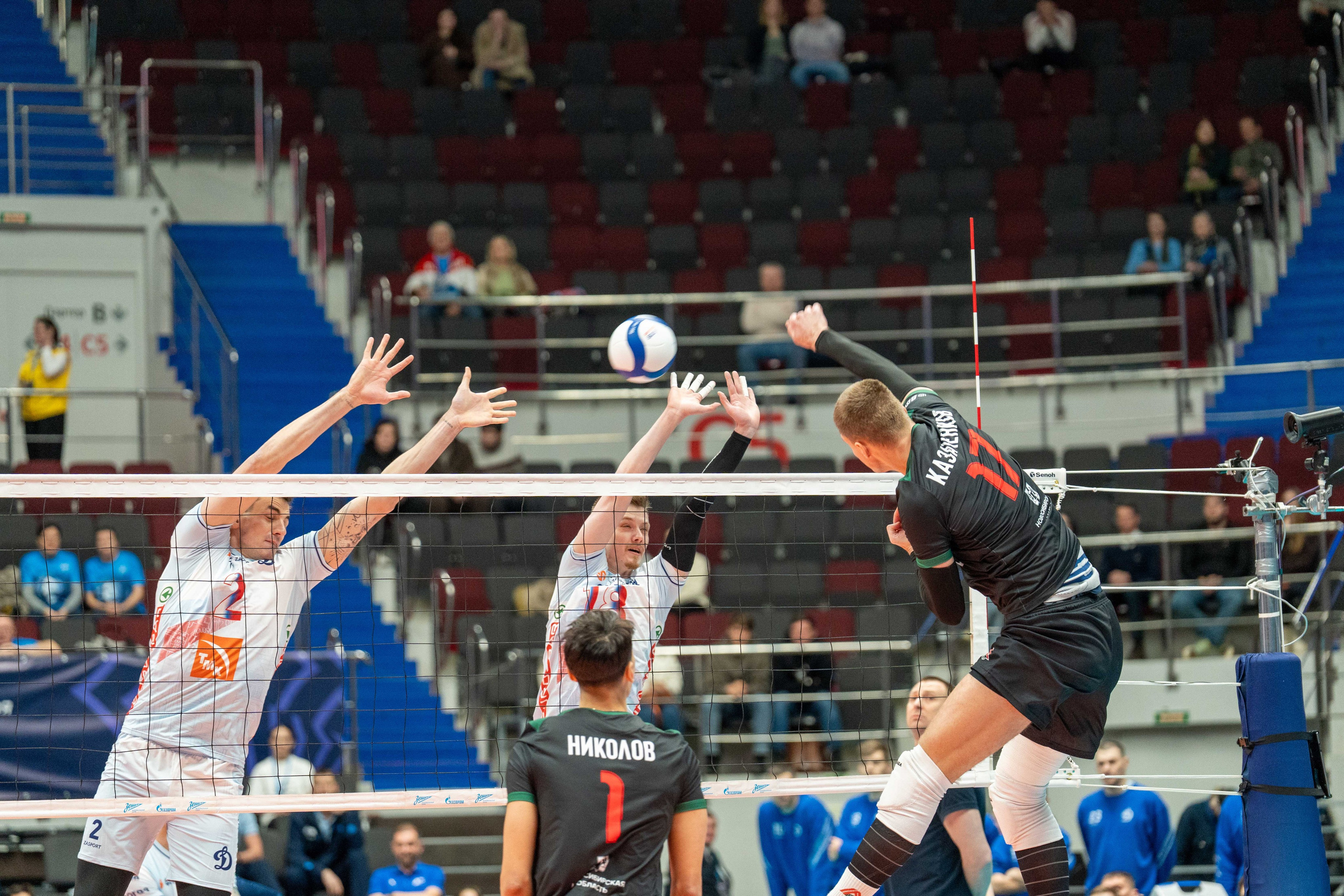 Локомотив — Динамо 3:1: полуфинал Суперкубка России по волейболу 2025 | репортажная съёмка. Спортивный фотограф в Санкт-Петербурге | Антон Гауф