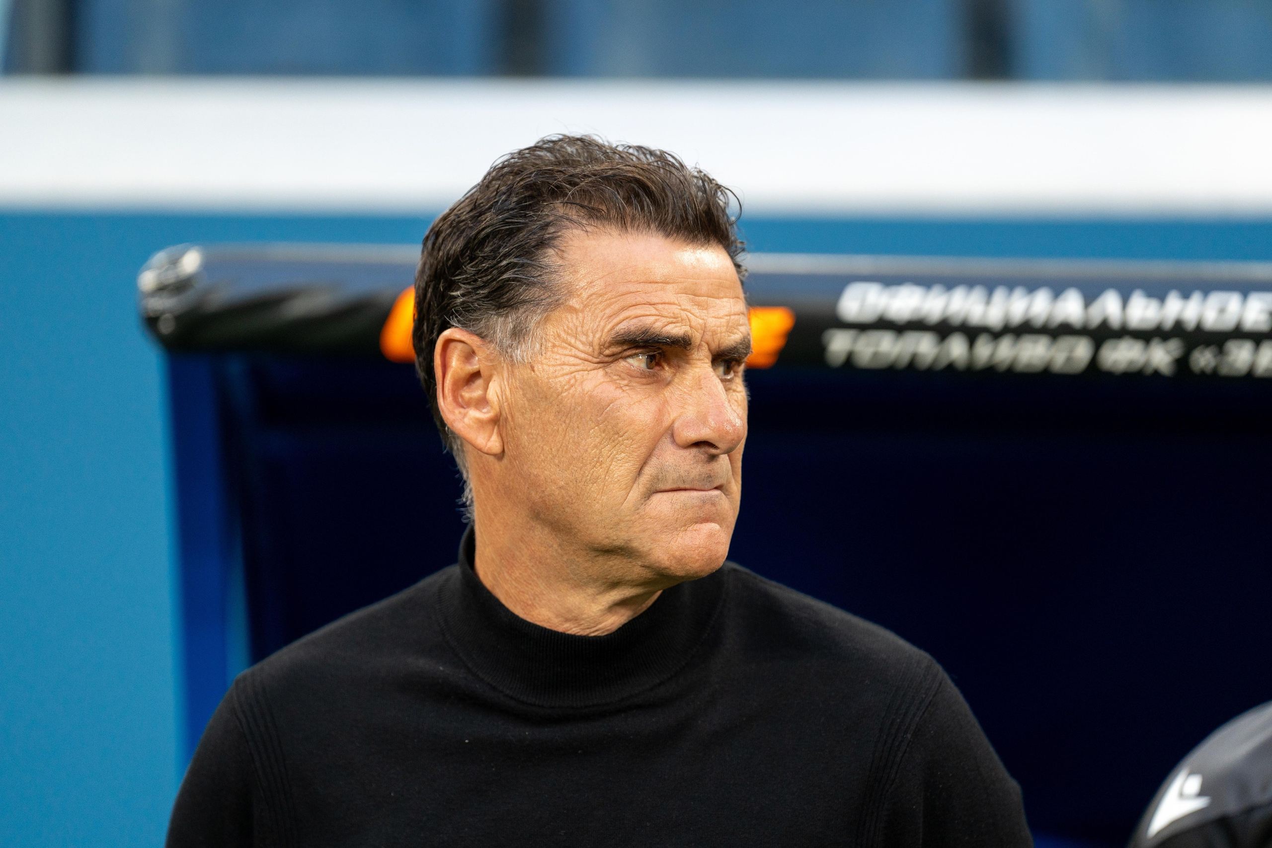 Эмоциональный кадр с тренером на Газпром Арене, репортажный фотограф спорт съёмка