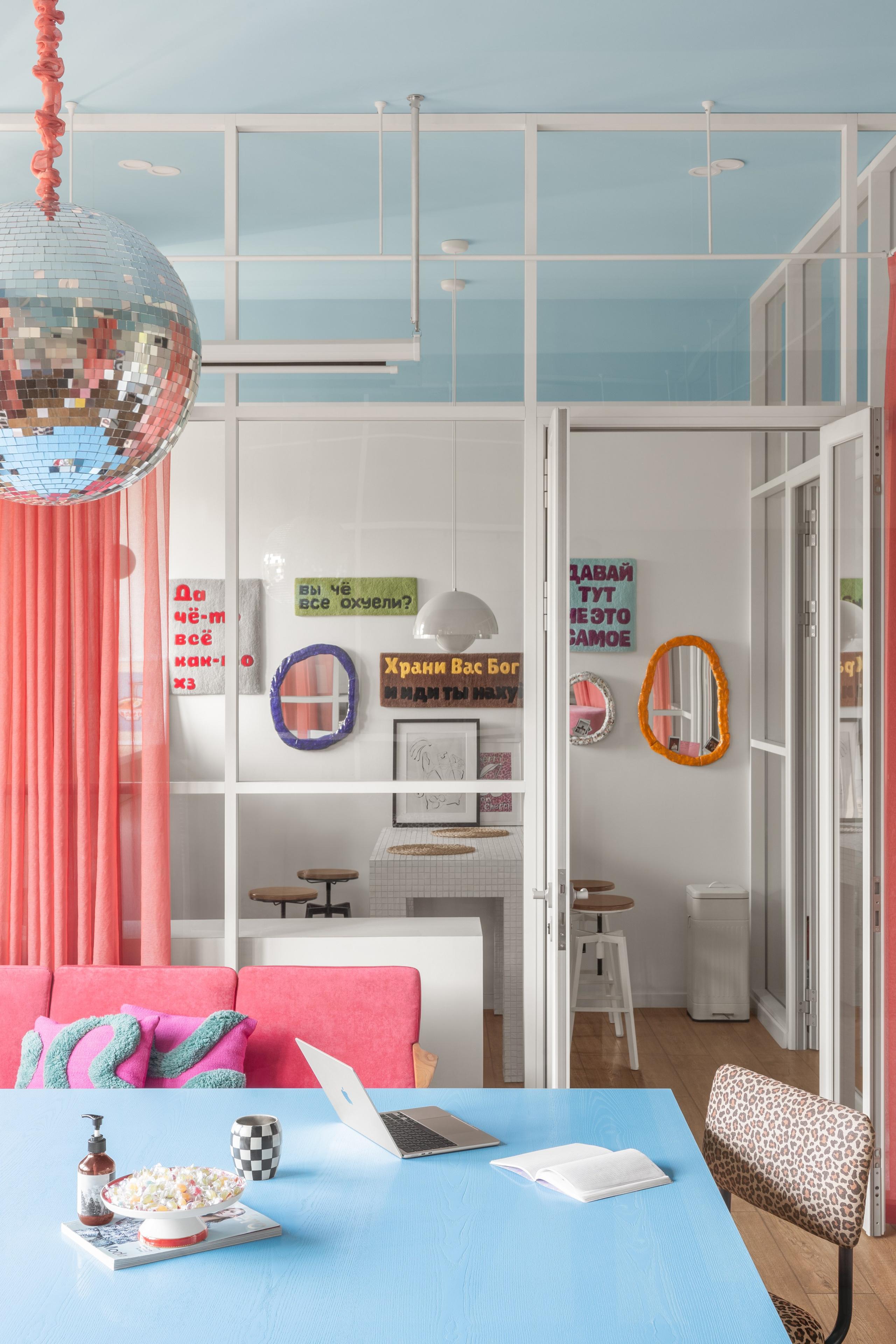 Переговорная комната в офисе современного PR-агенства выполненный в стиле современной эклектики