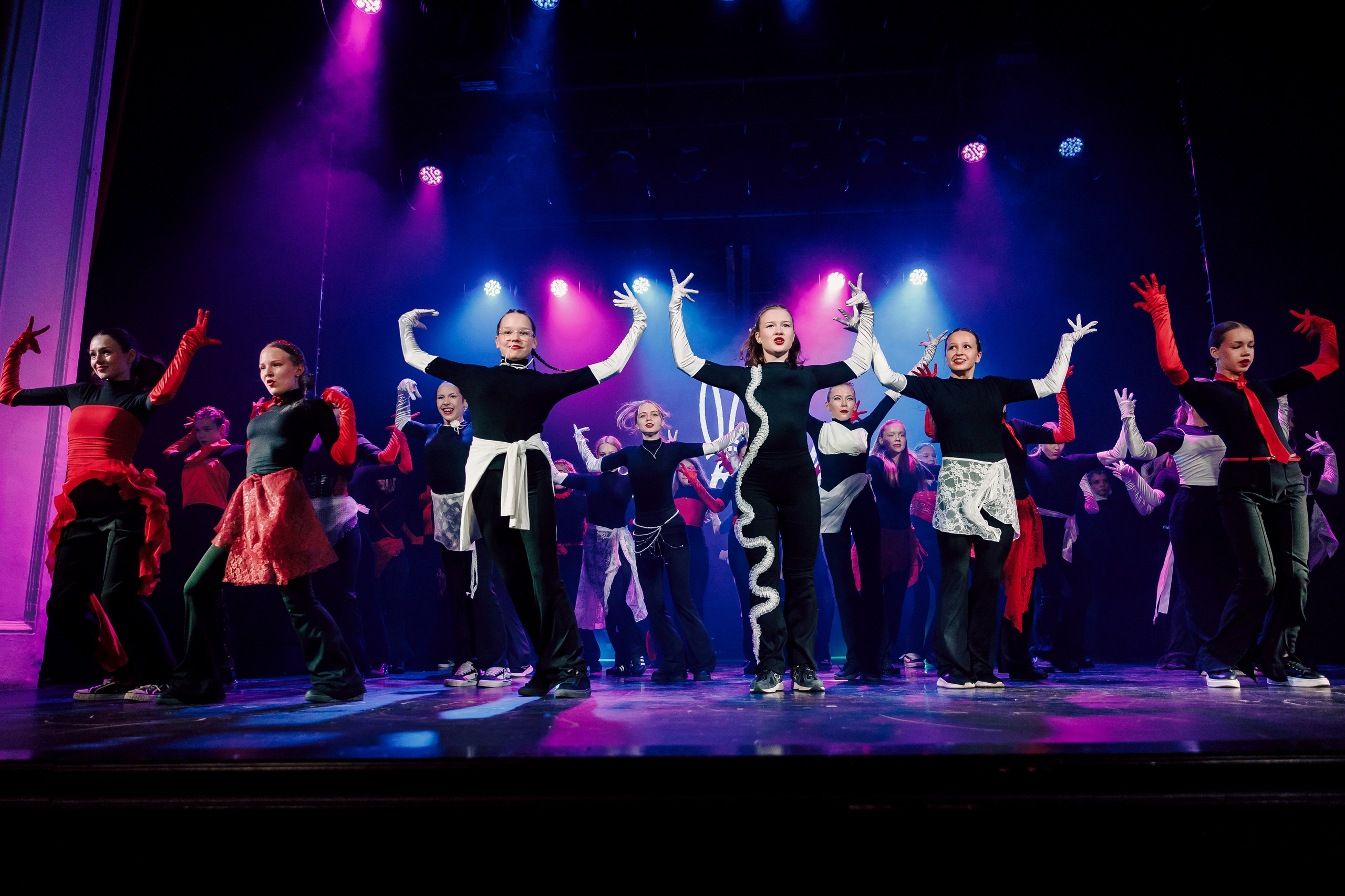 Отчётный концерт танцевальной школы «Red Rabbits» 2025. Лёшка Варзегов — фотограф