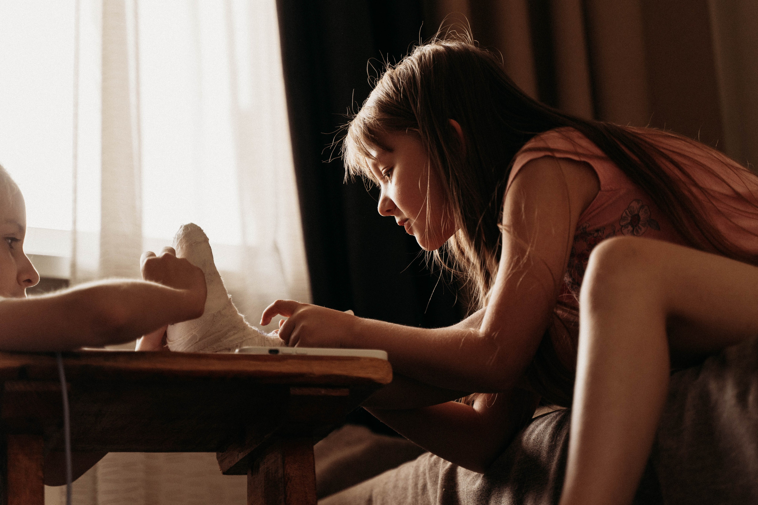 Устя и гипс. Семейный фотограф в Москве Алёна Шестунова