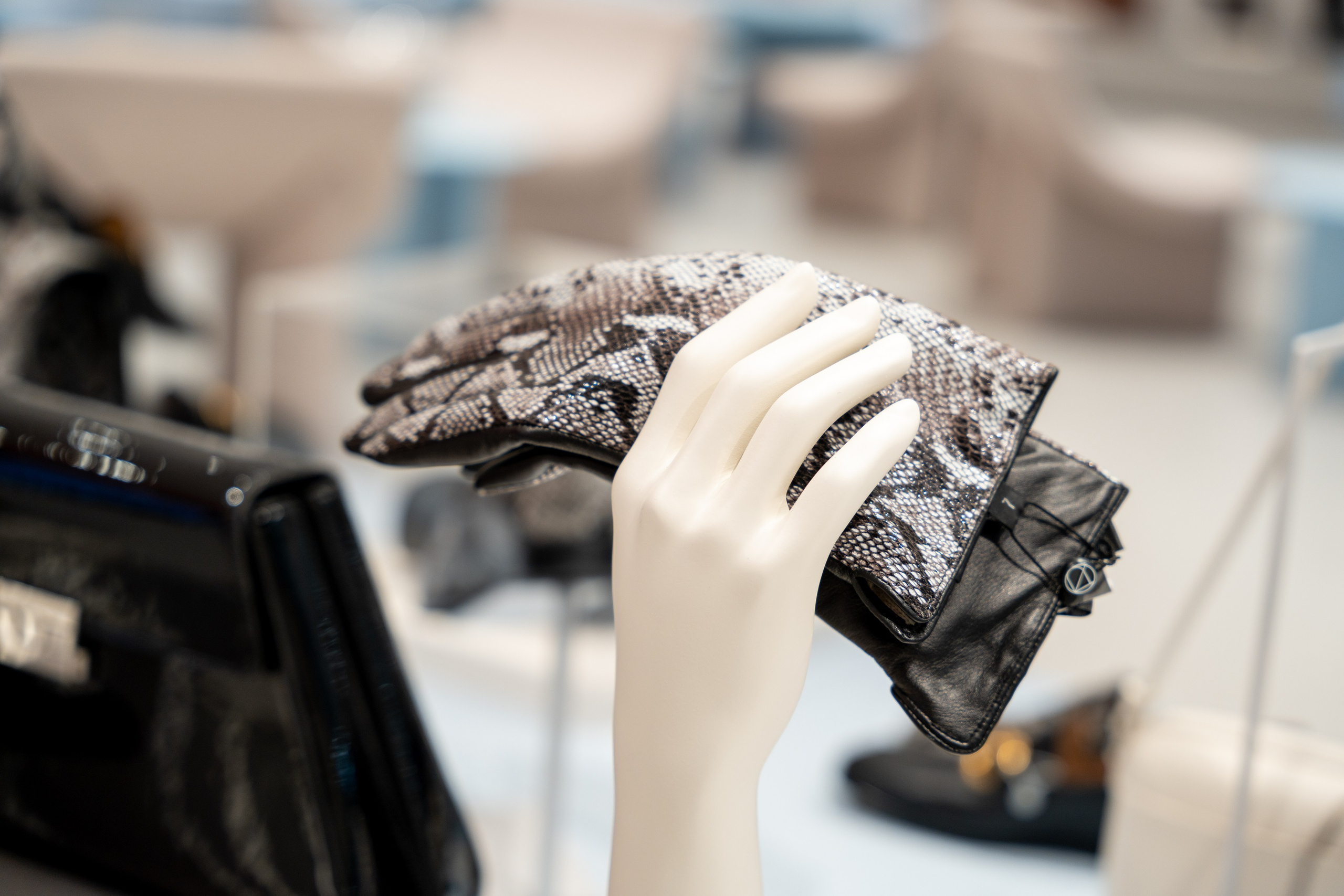 Интерьерная фотосъемка магазина Ekonika в Краснодаре — обувной бренд Профессиональная фотосъемка Ekonika — фирменный магазин в Краснодаре. Шедевры для Вас! Фотограф и Видеограф в Краснодаре Пахиев Руслан