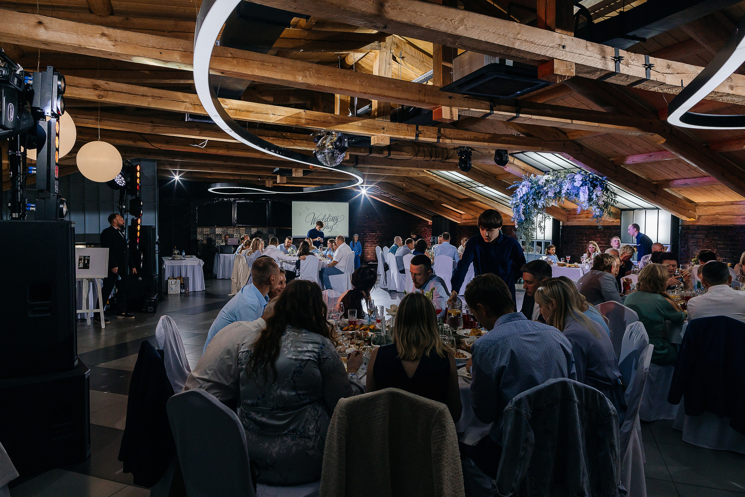 Трогательная выездная церемония в уютном дворике отеля. Олег Сверчков | Свадебный фотограф Вологда