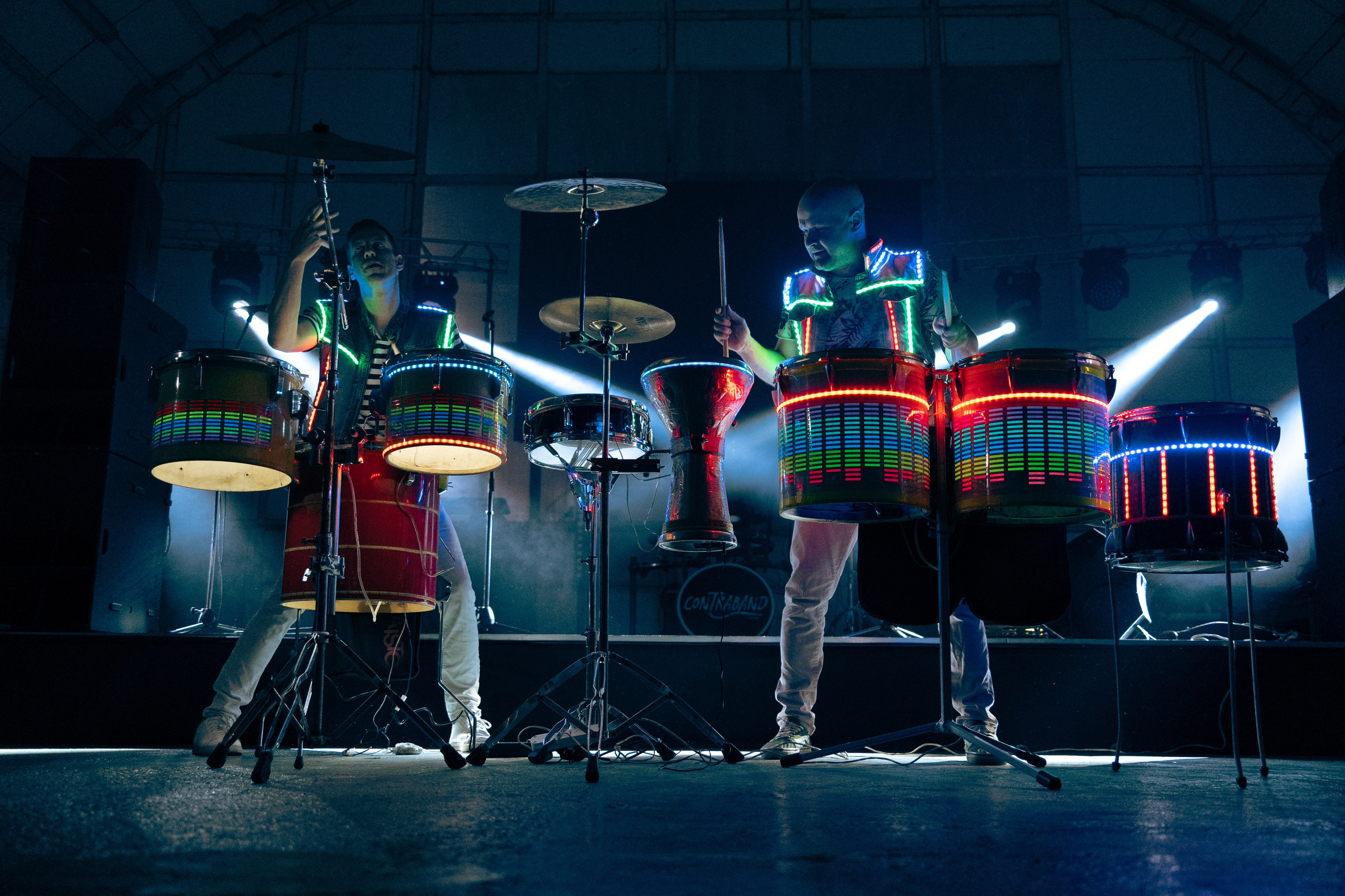 Фотография, сделанная во время профессиональной фотосессии. На ней изображена модель или группа людей в студии или на открытом воздухе. В кадре присутствуют студийное освещение и реквизит.