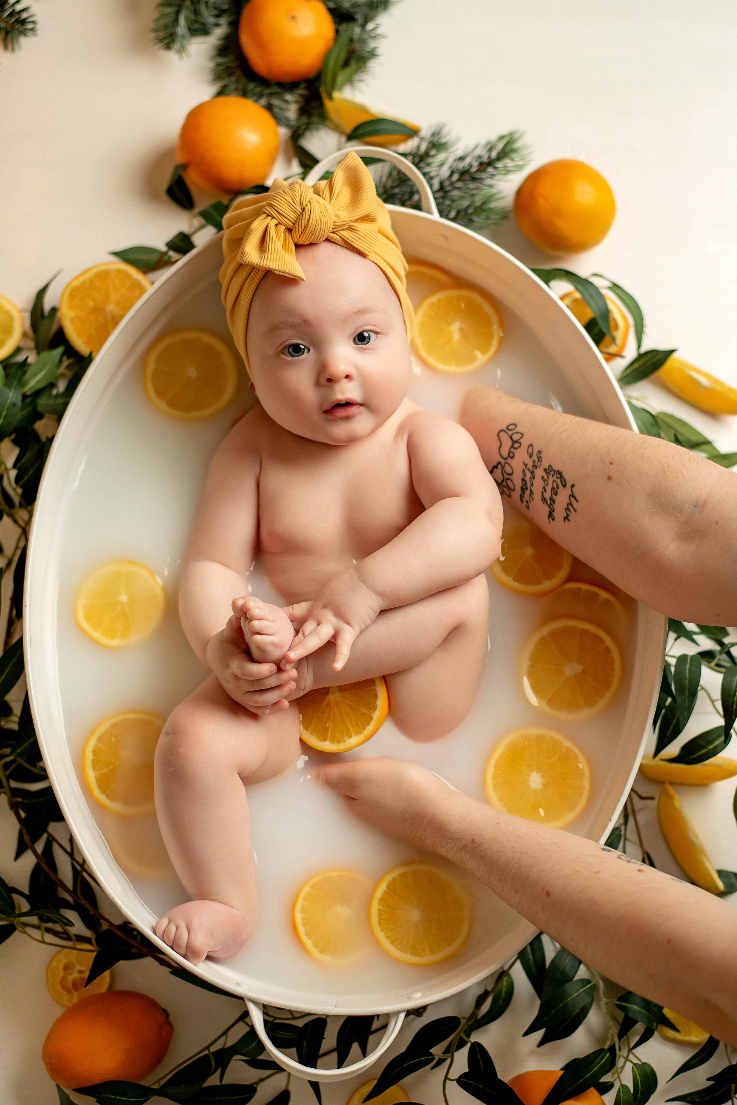 Лиза- купание с апельсинками НГ. Семейный и детский фотограф Наталья Горда