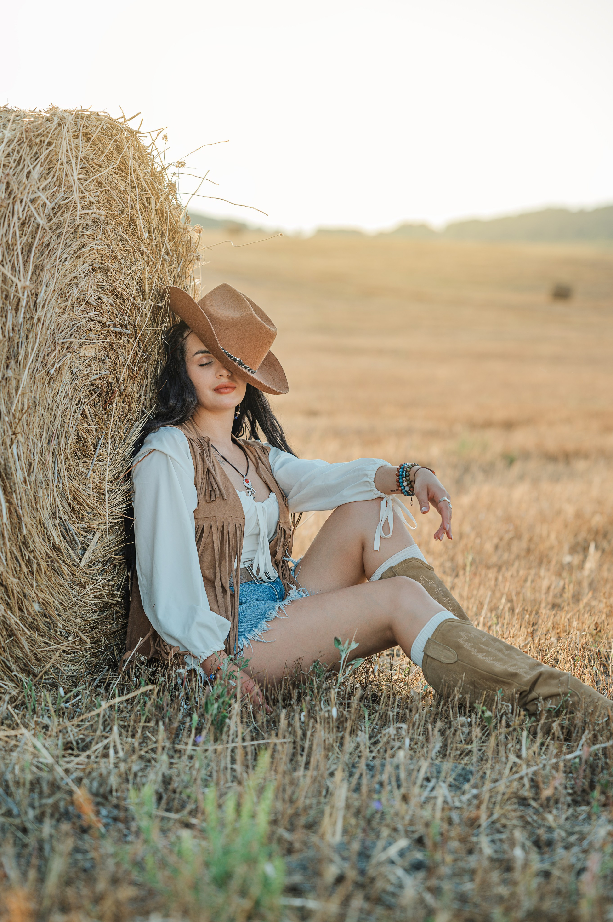 Фотосессия в стиле кантри на закате в стогах сена. Идеи для фотосессии в Крыму. Фотограф в Симферополе и по Крыму Ольга Топоривская. Лучшие места для фотосессий в Крыму.
