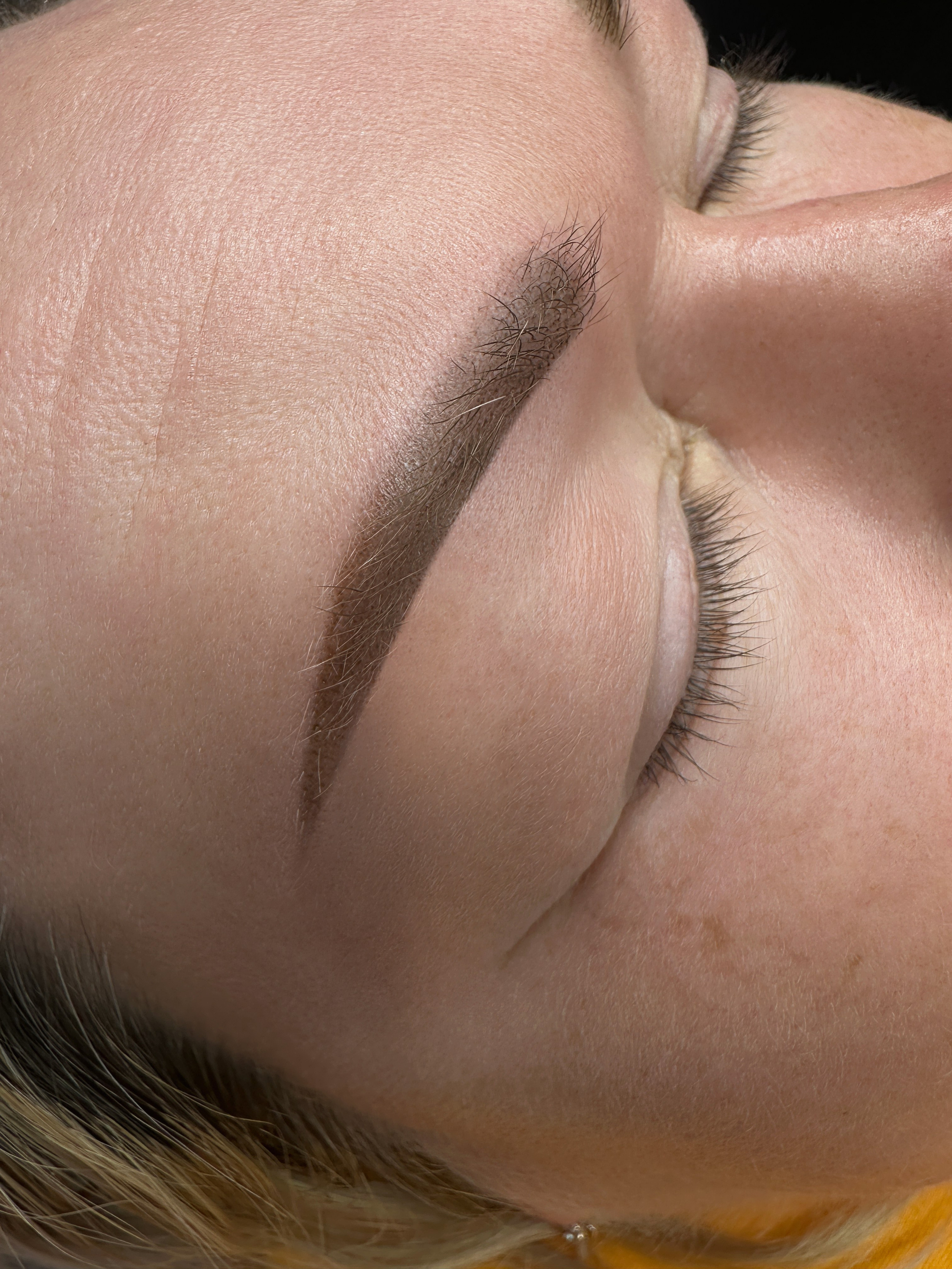 Перманент бровей — ваши брови, только лучше: мягкая «дымка», идеальная форма и «родной» оттенок за один визит. Эффект до 12–24 месяцев.