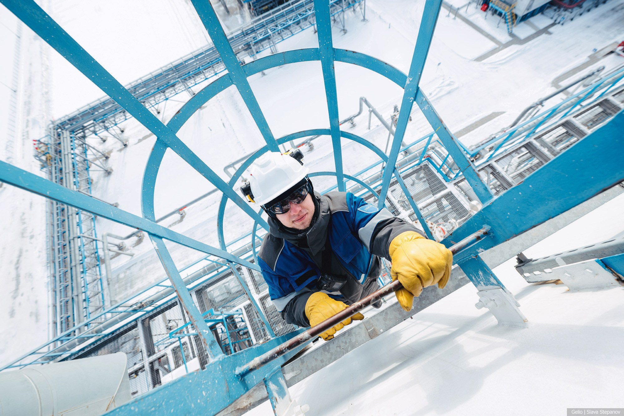 Вертикальный подъем обходчика газового промысла по технологической лестнице