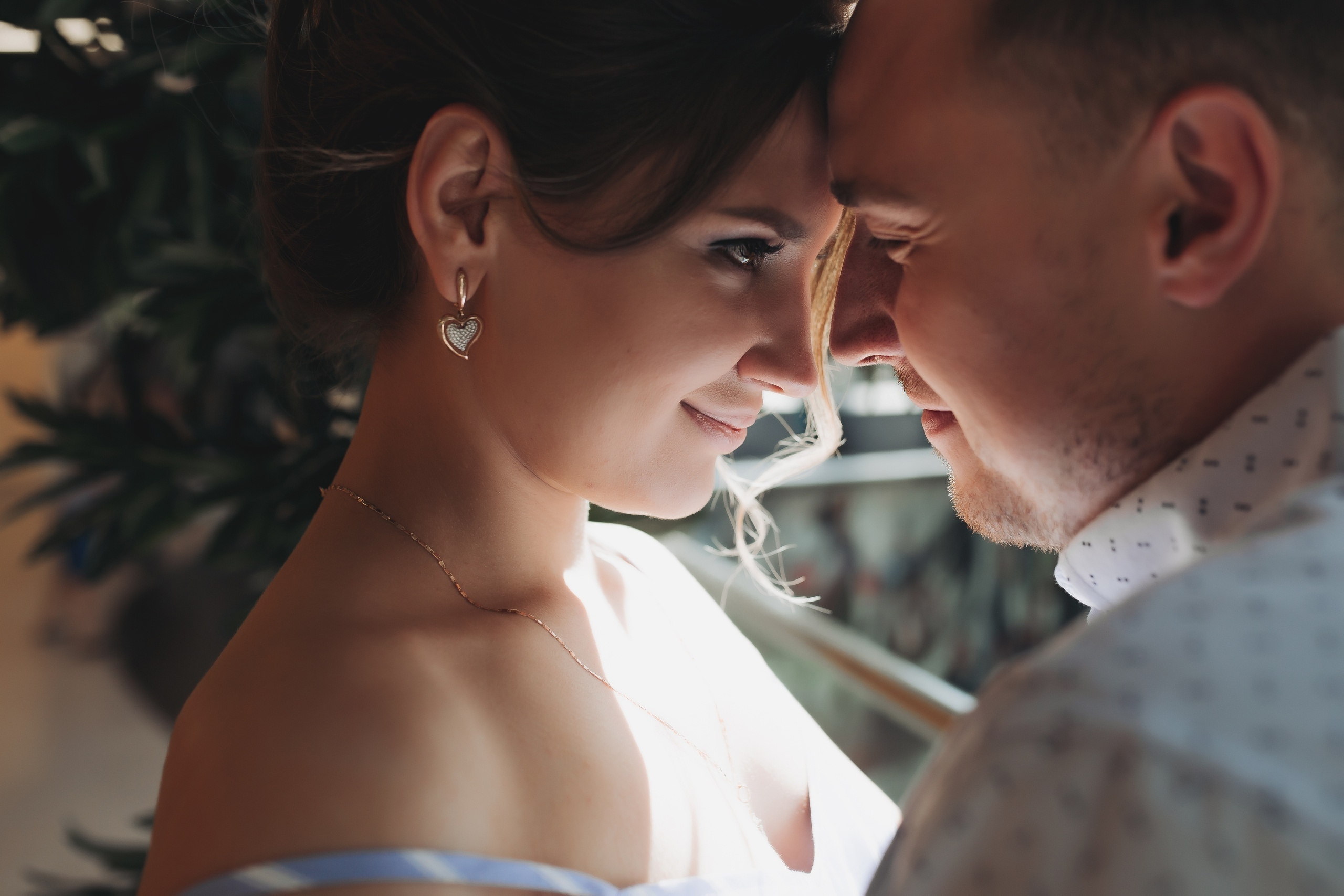 парень и девушка смотрят друг другу в глаза и улыбаются 