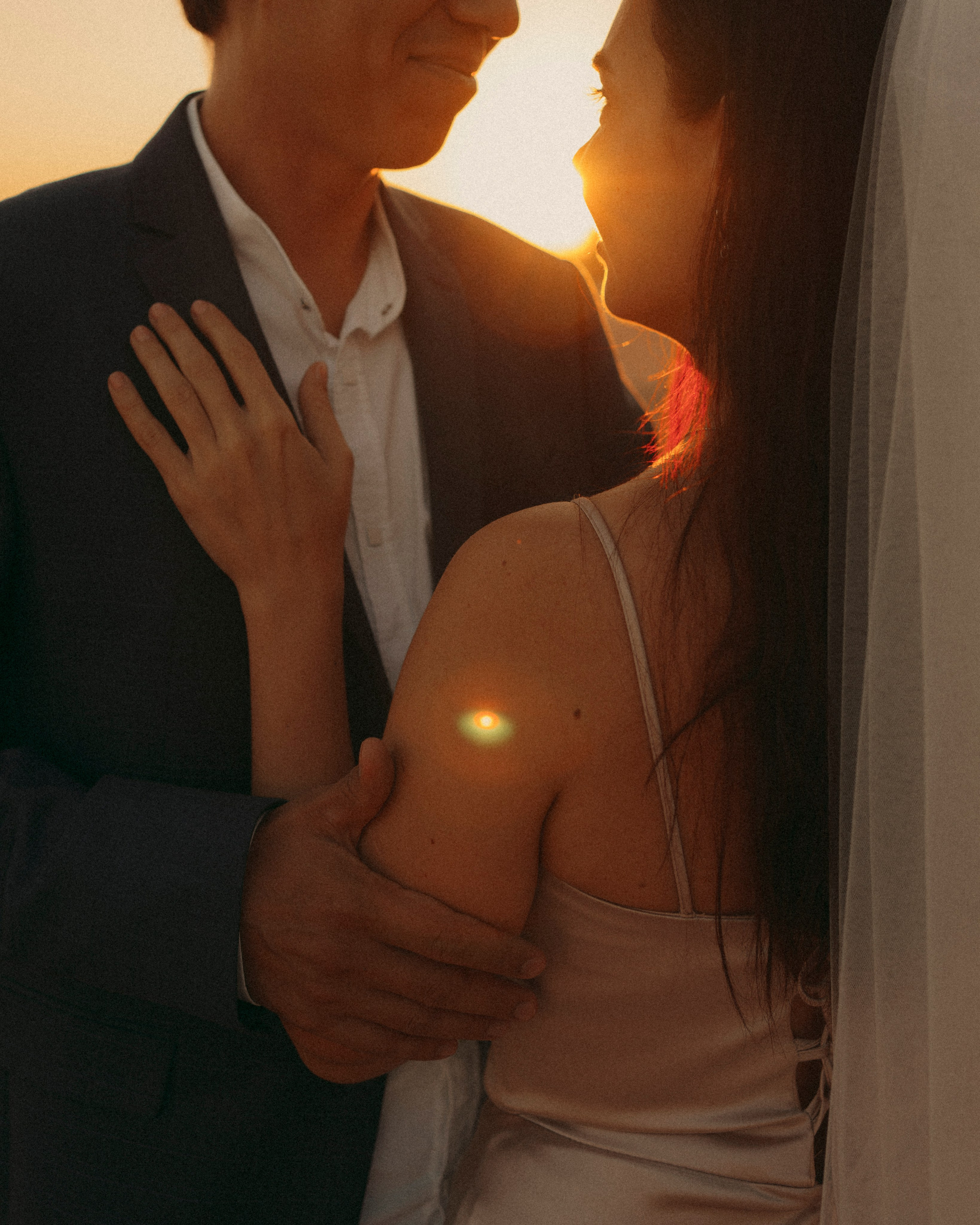 Love Story в свадебных нарядах на берегу реки. Портретный фотограф в Казани, Красной Поляне и Сочи Анна Кузнецова