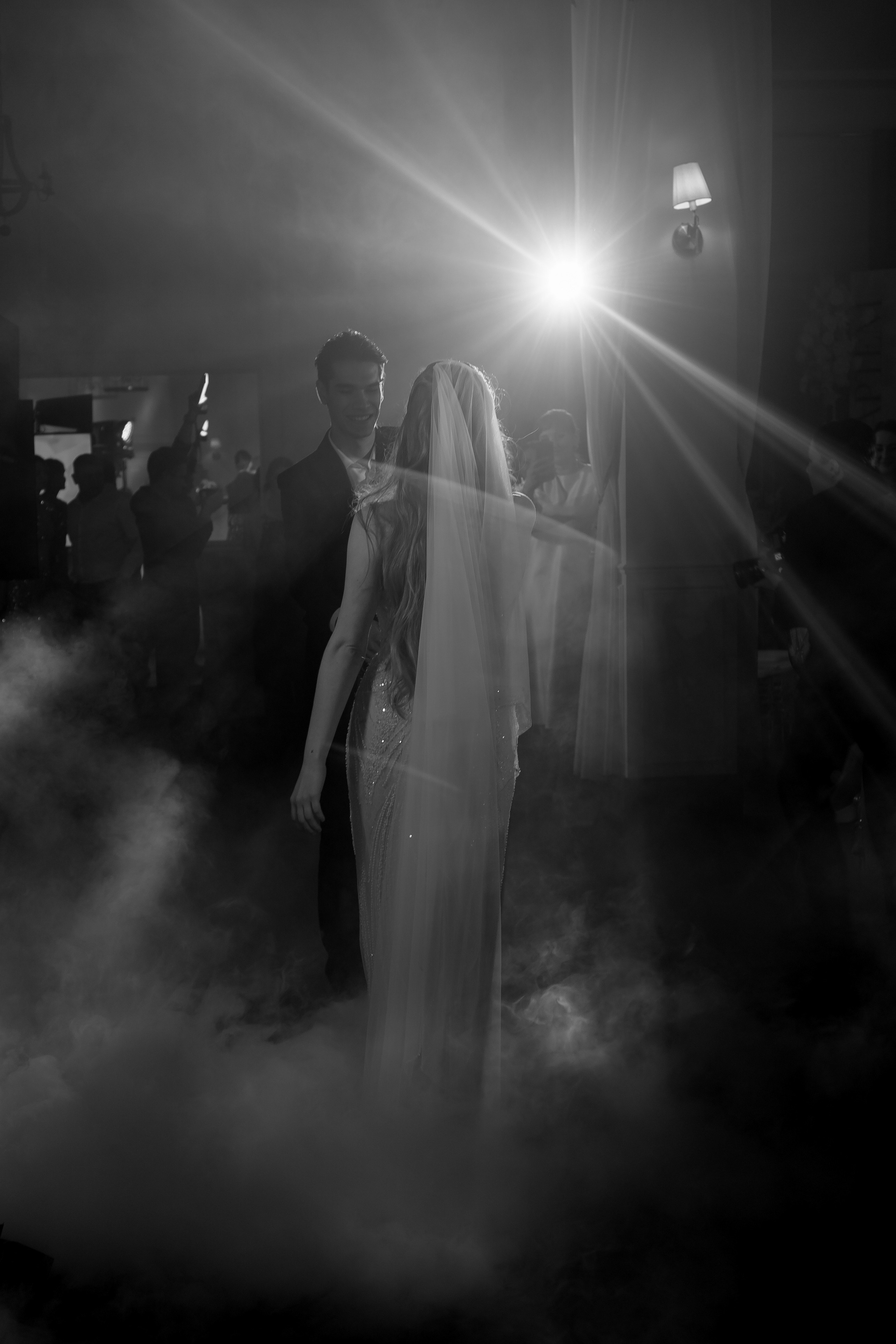 ПЕРВЫЙ ТАНЕЦ МОЛОДЫХ НА БАНКЕТЕ. ТРОГАТЕЛЬНЫЙ МОМЕНТ (СНЯТО В СИБИРЕ В НИЖНЕВАРТОВСКЕ). Профессиональный фотограф, Санкт-Петербург — Виктория Богомолова