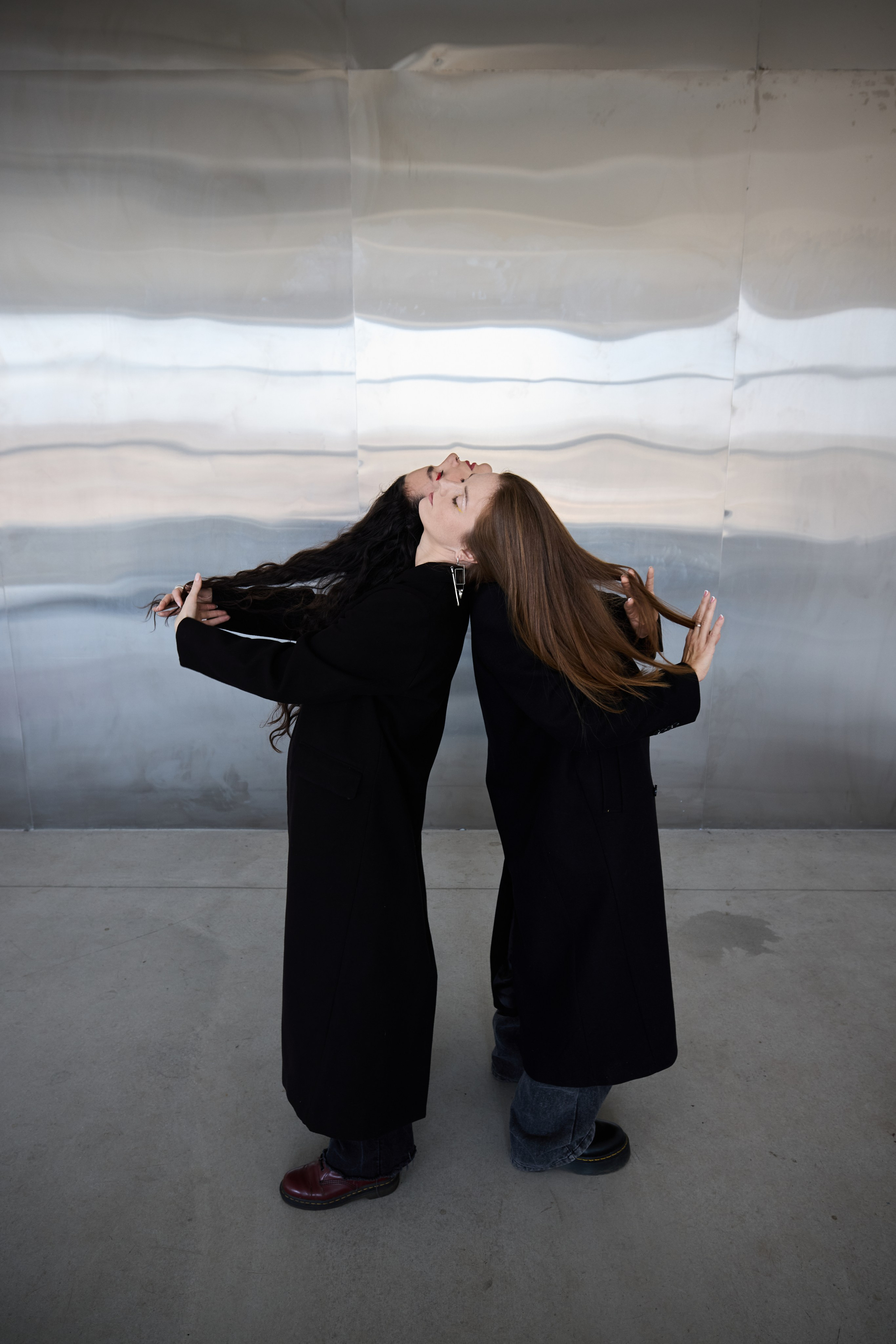 Две девушки на фоне металлической стены в танце. Виктория Брызгалова и Анна Пижонкова
