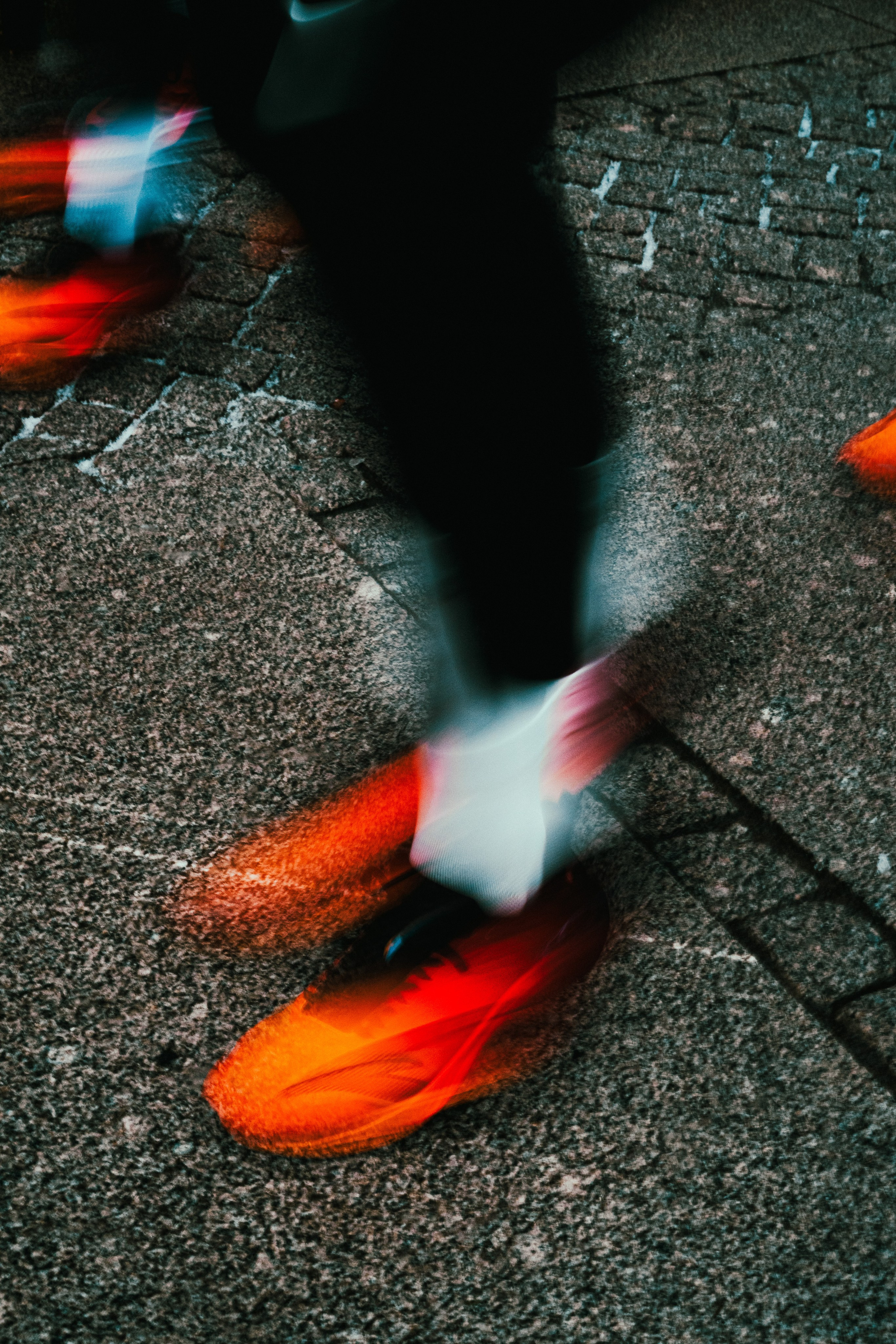 Фотография в движении беговой кроссовок длинная выдержка